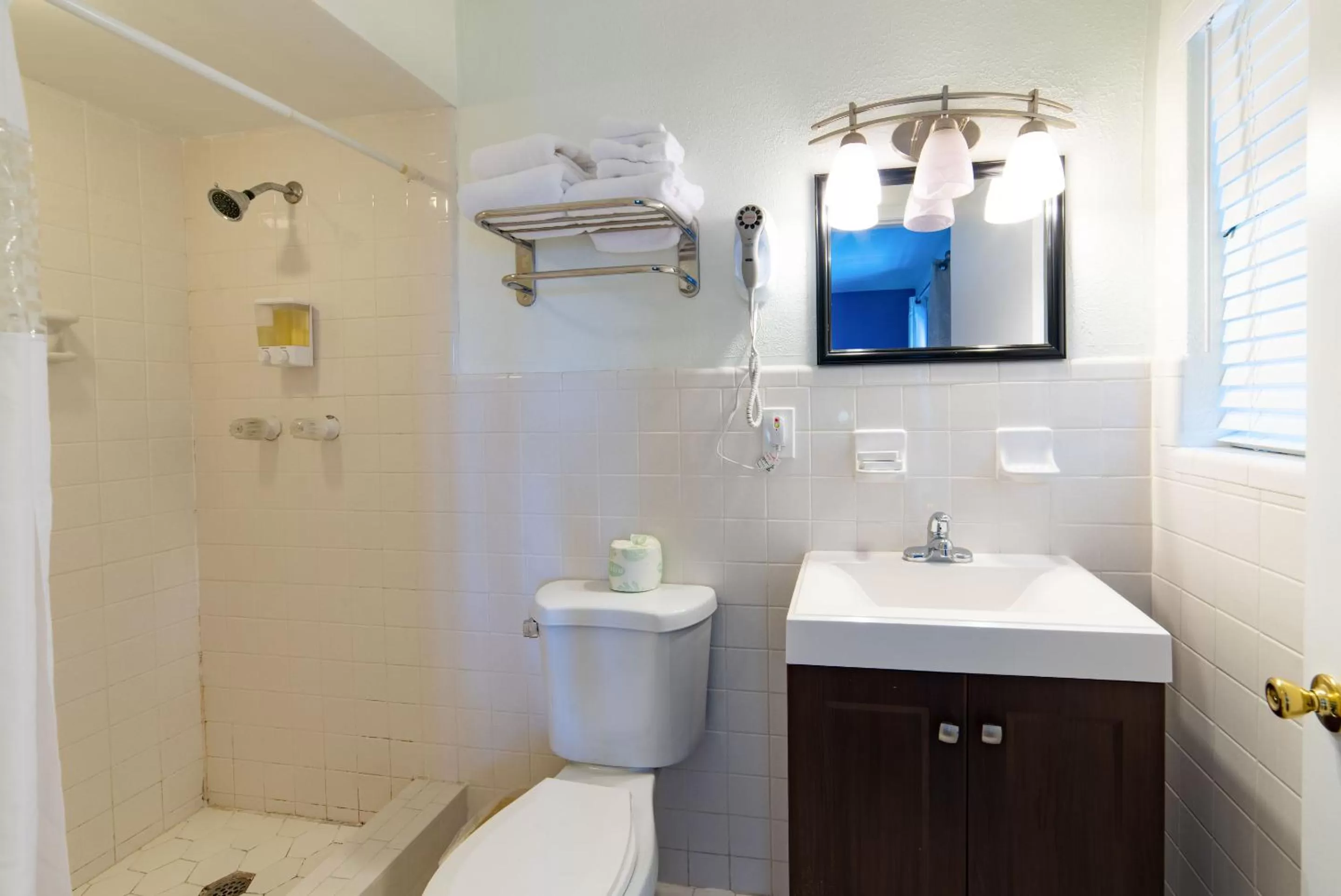 Shower in Captain's Table Hotel by Everglades Adventures