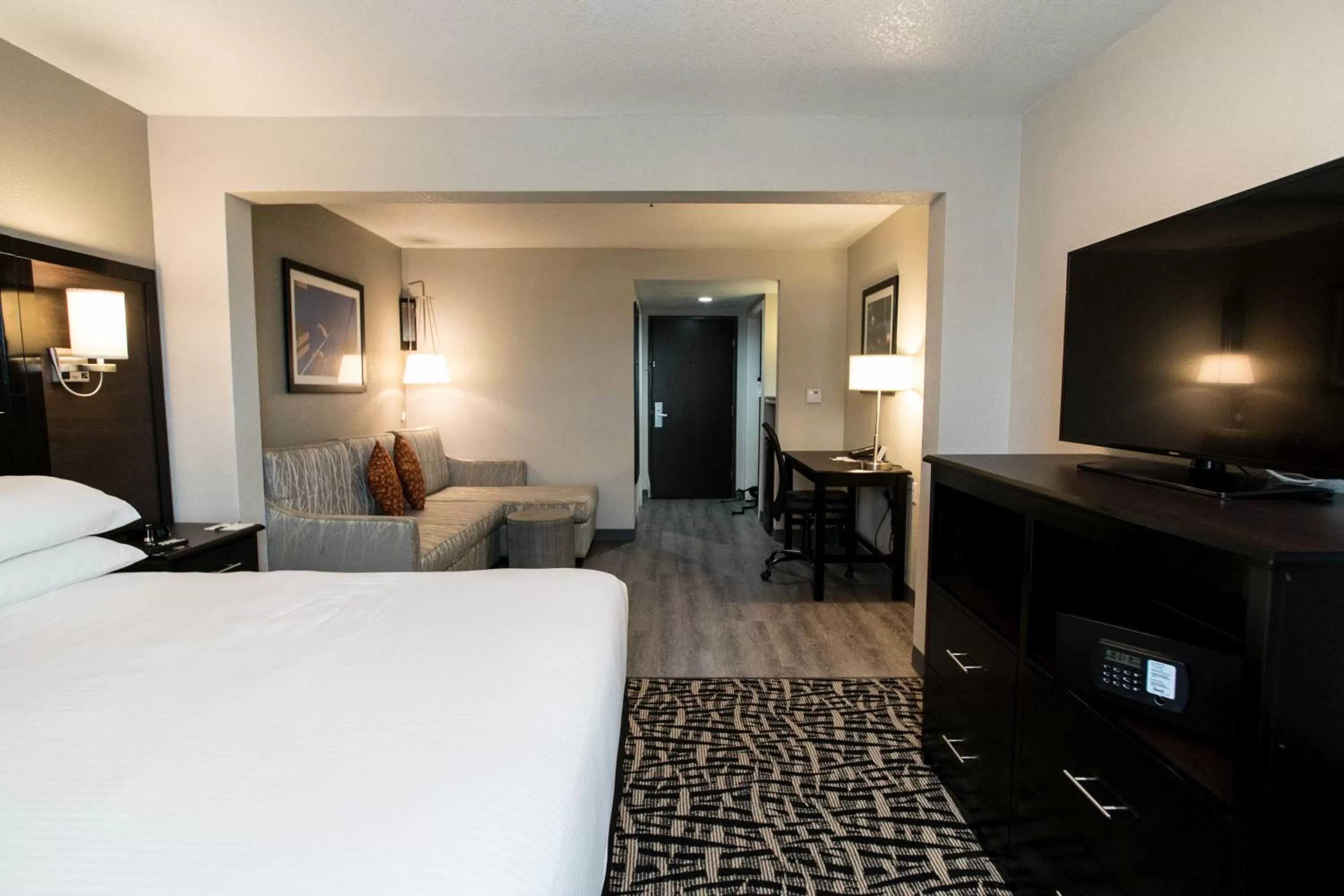 Bed in Wingate by Wyndham Dallas Love Field