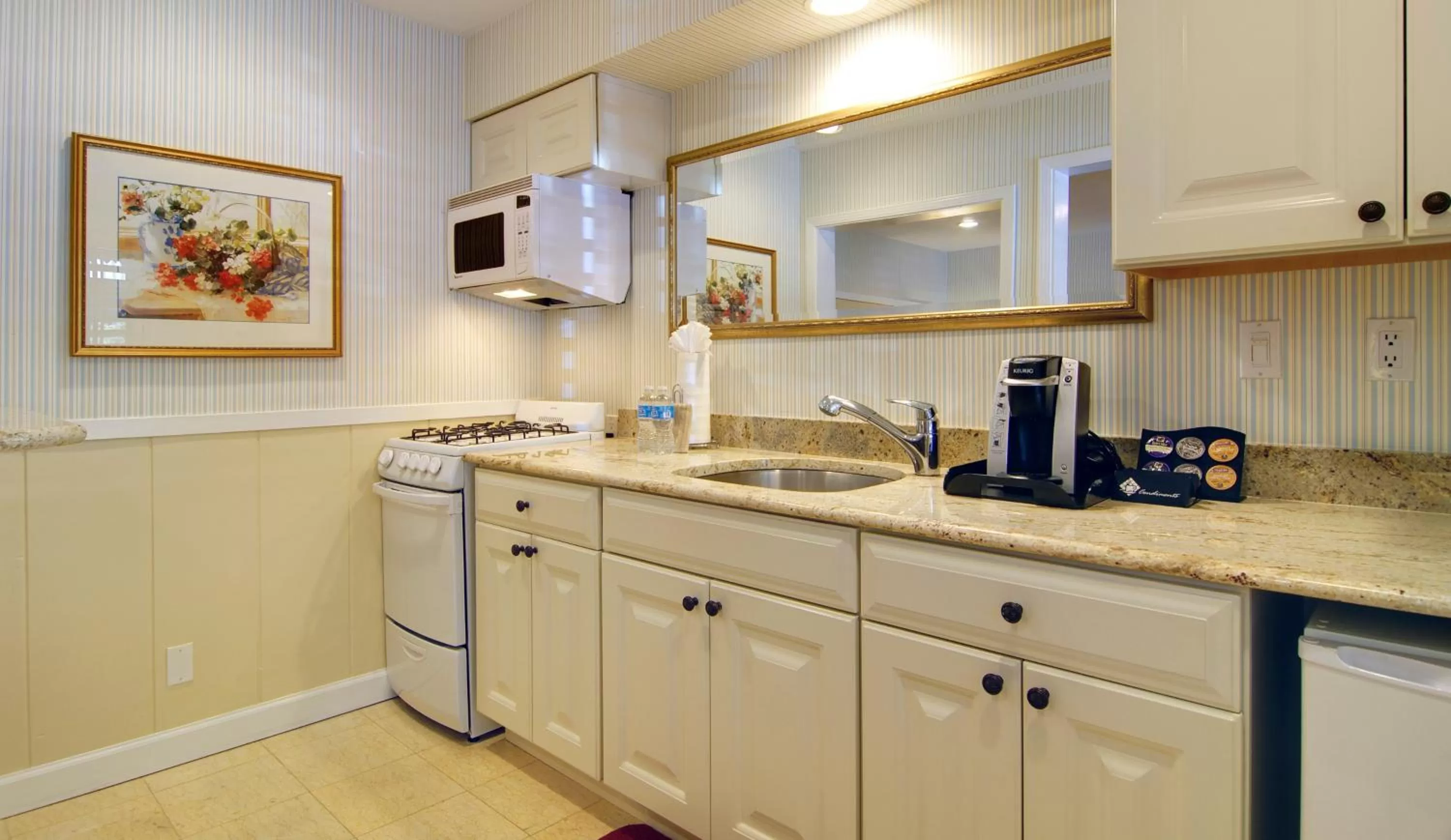 Coffee/tea facilities in Wayside Inn