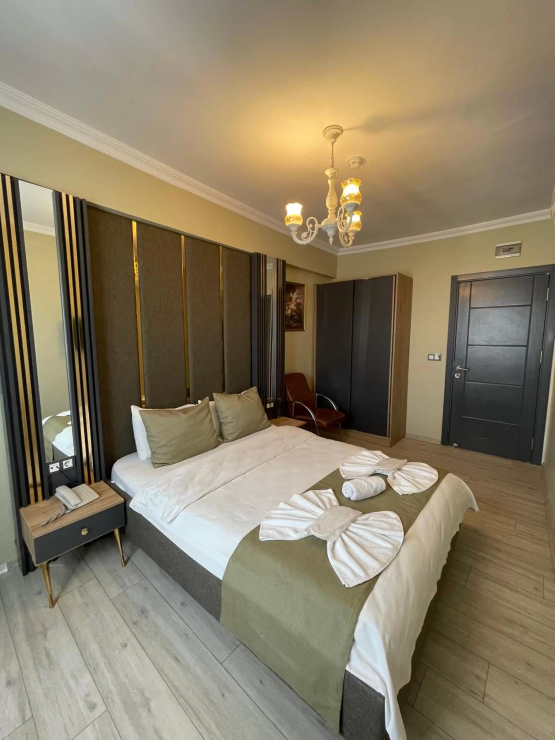 Photo of the whole room, Bed in New Taksim Hotel
