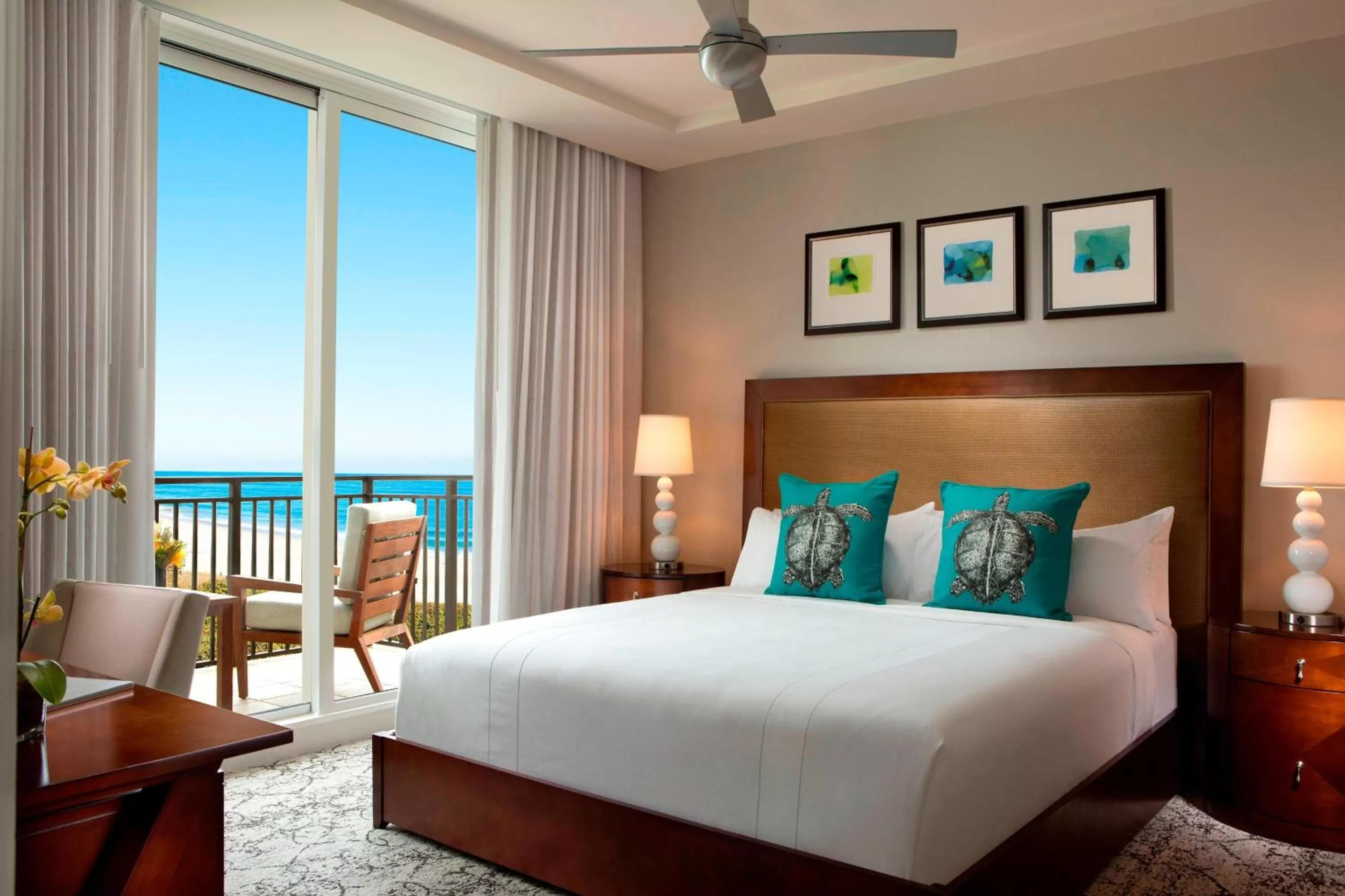 Photo of the whole room, Bed in Palm Beach Marriott Singer Island Beach Resort & Spa
