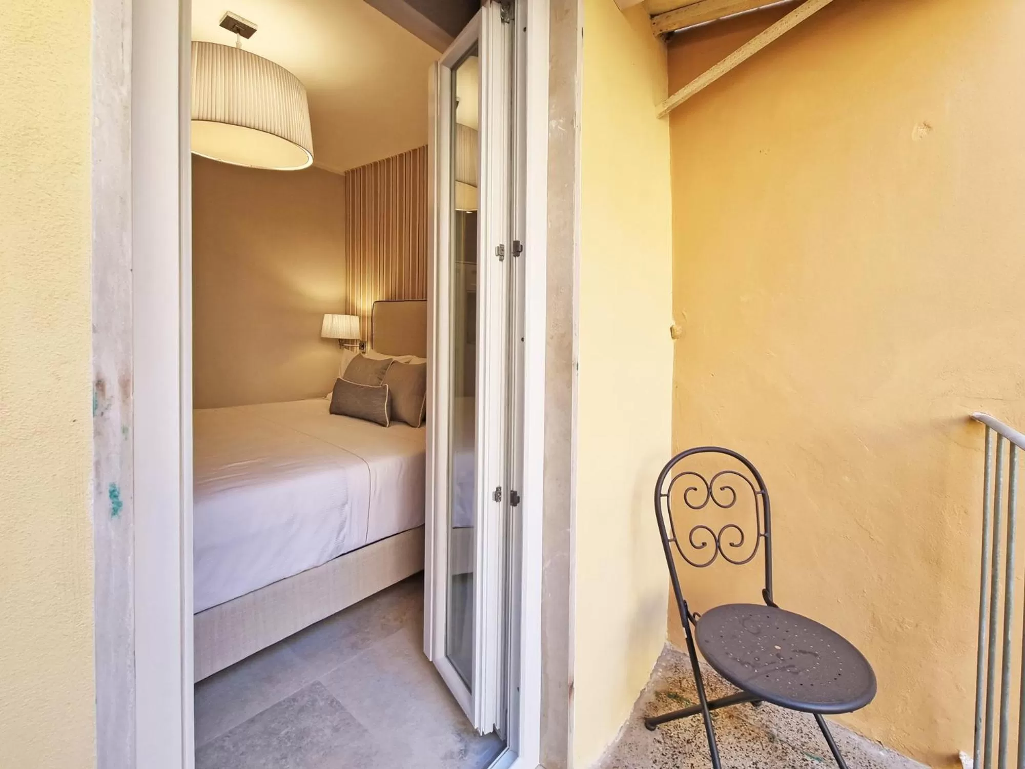 Balcony/Terrace, Bed in Hotel Plaza