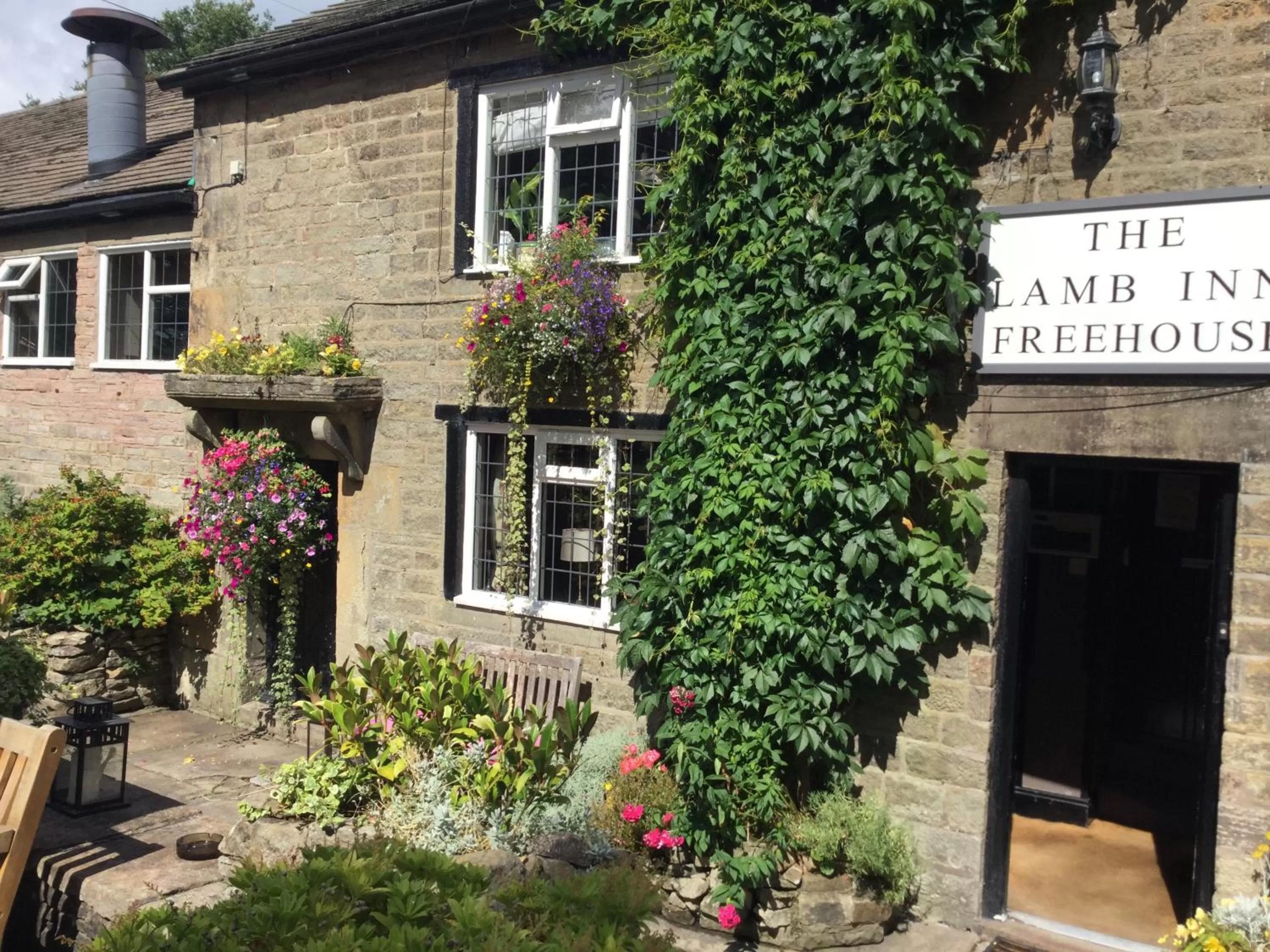 Facade/entrance in The Lamb Inn