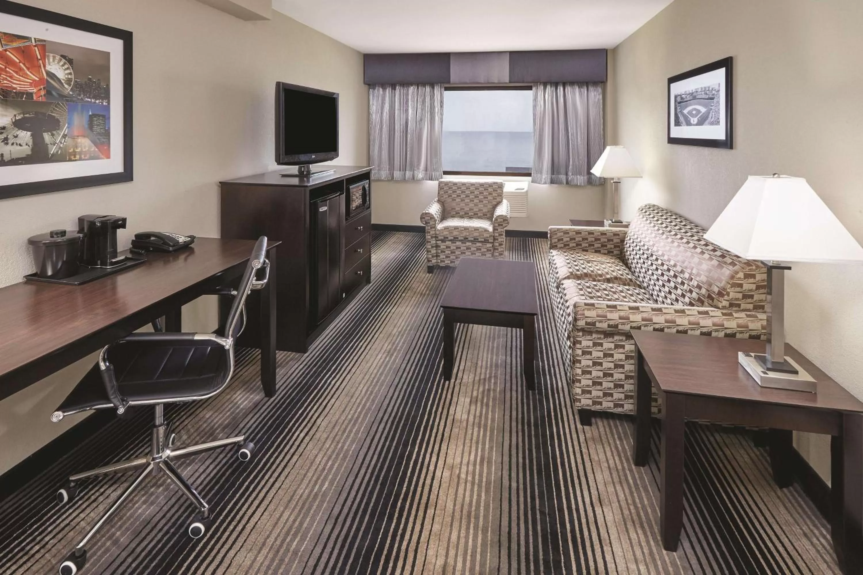 Photo of the whole room, Seating Area in Best Western Plus Hyde Park Chicago Hotel