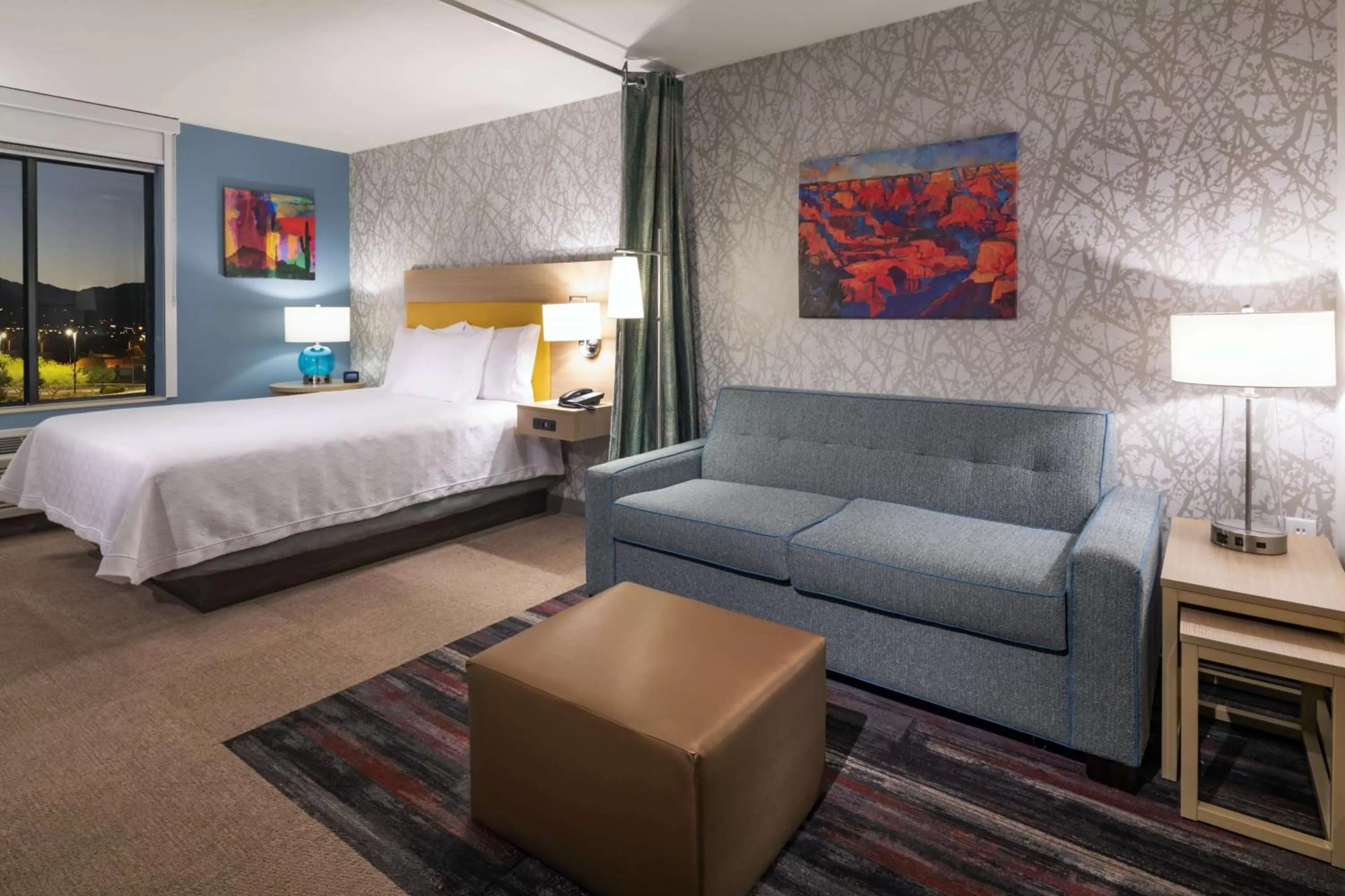 Living room, Bed in Home2 Suites by Hilton Kingman
