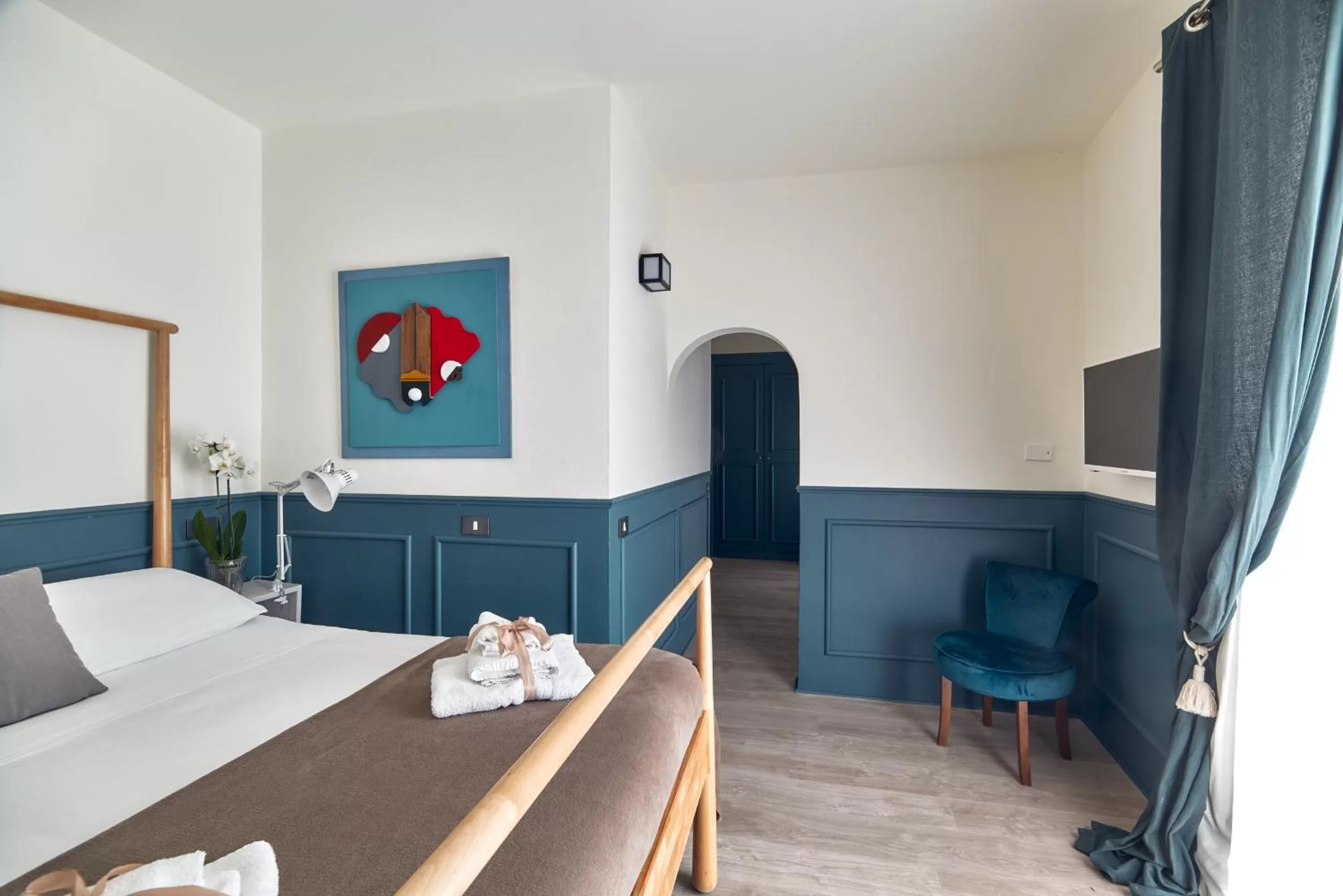 Photo of the whole room, Bed in L' Hôtellerie Easy Suites