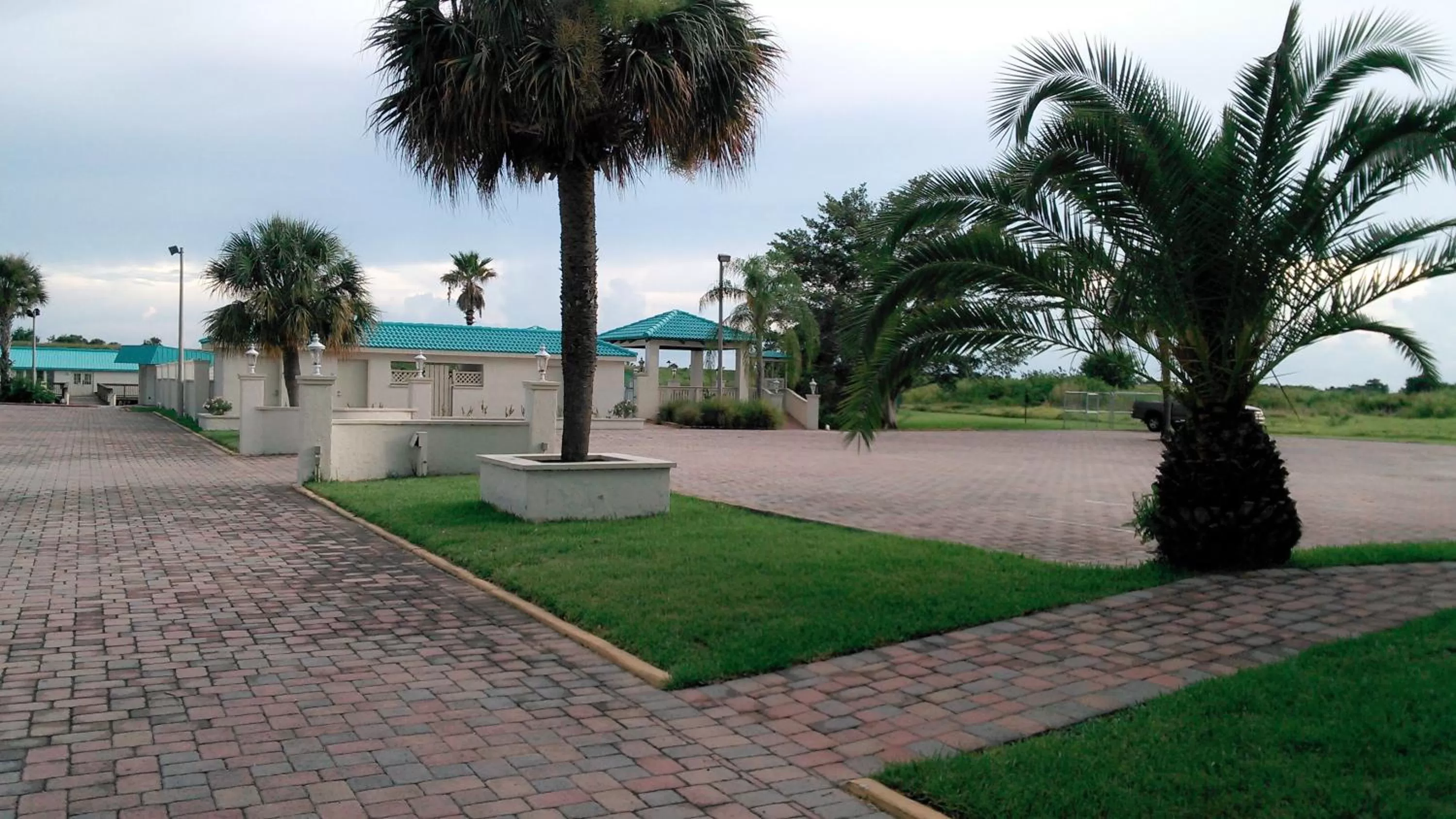 Property building in Days Inn & Suites by Wyndham Lake Okeechobee