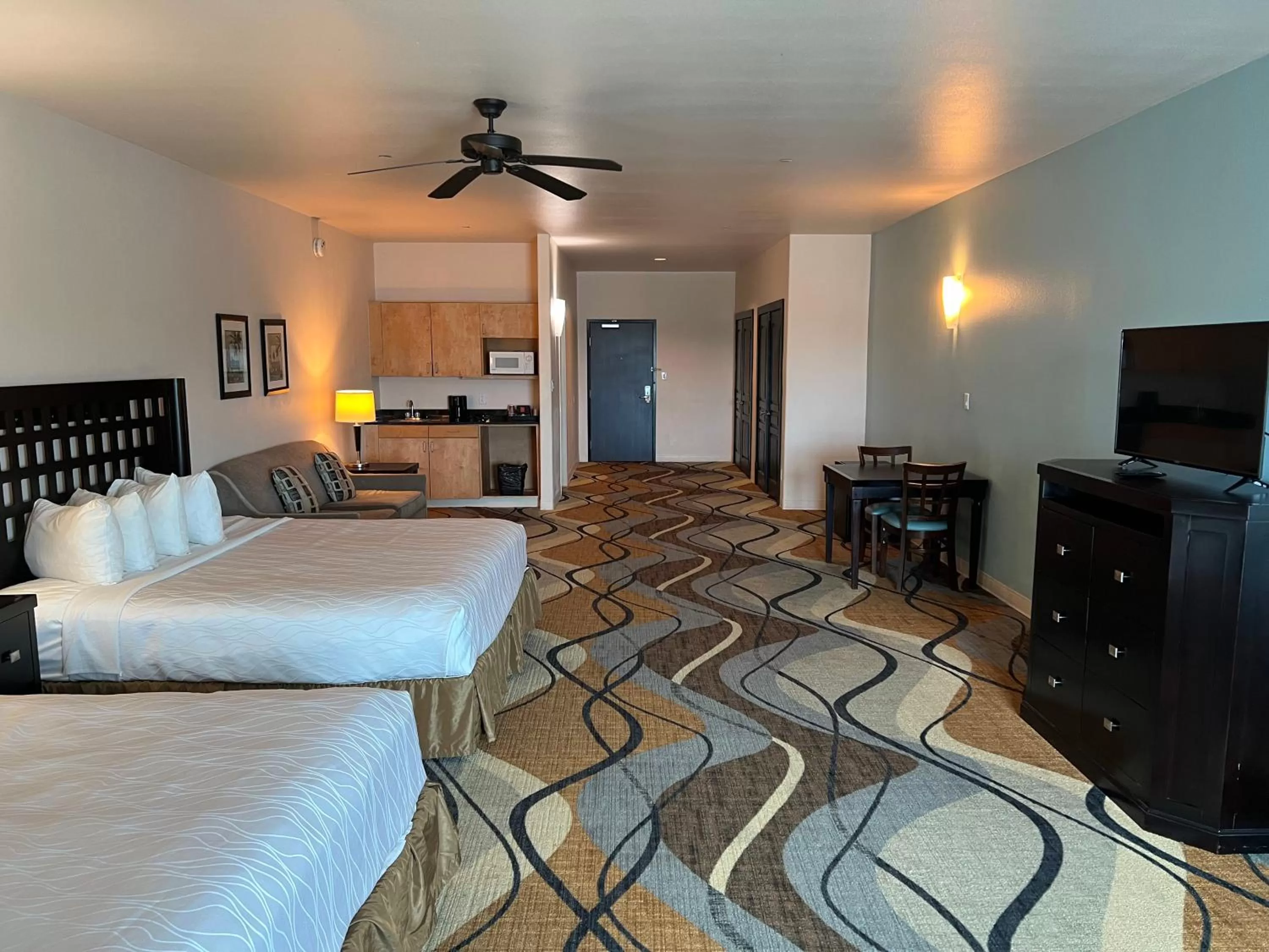 Photo of the whole room, Bed in Sunchase Inn & Suites