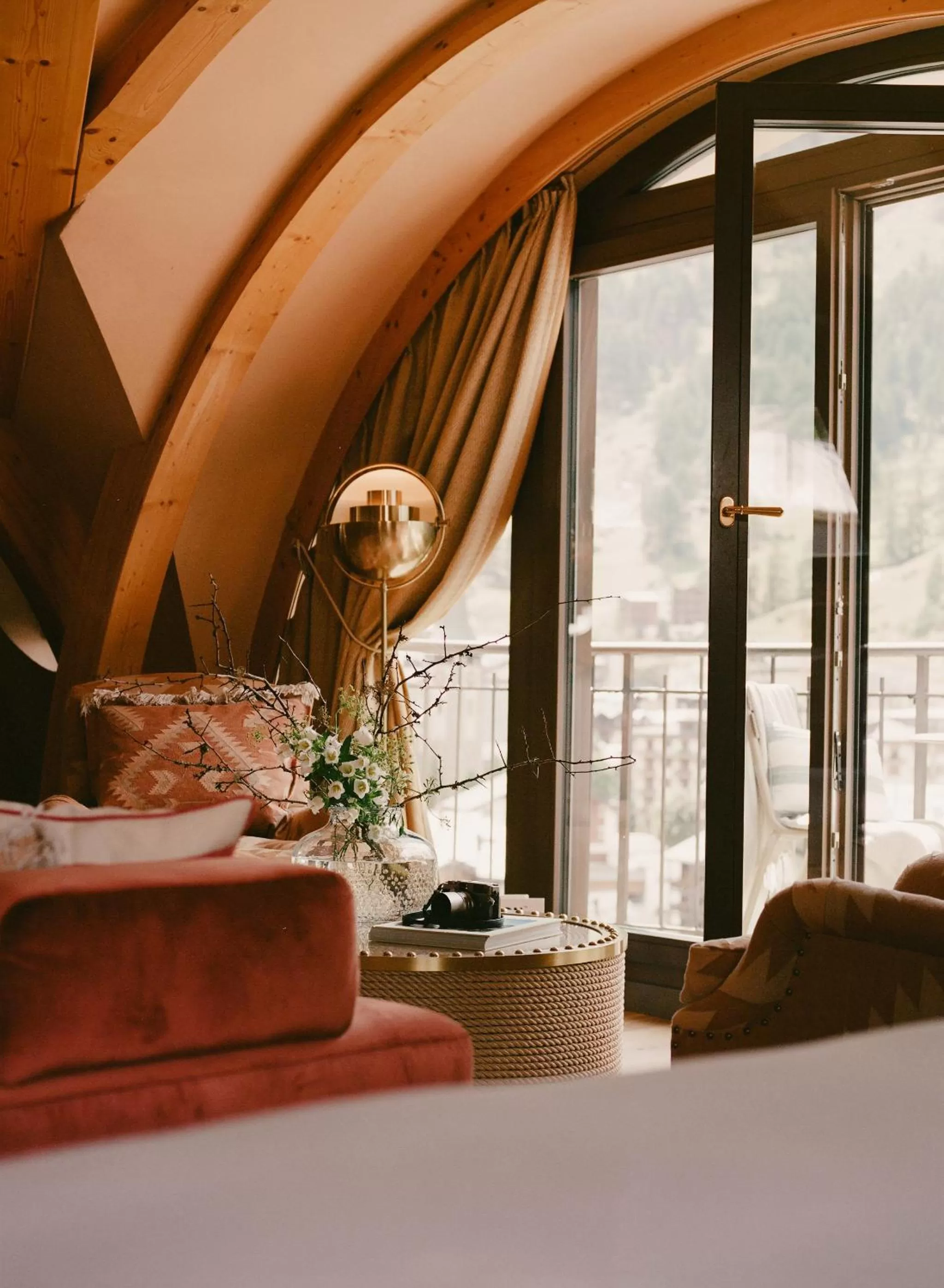 Photo of the whole room, Bed in BEAUSiTE Zermatt