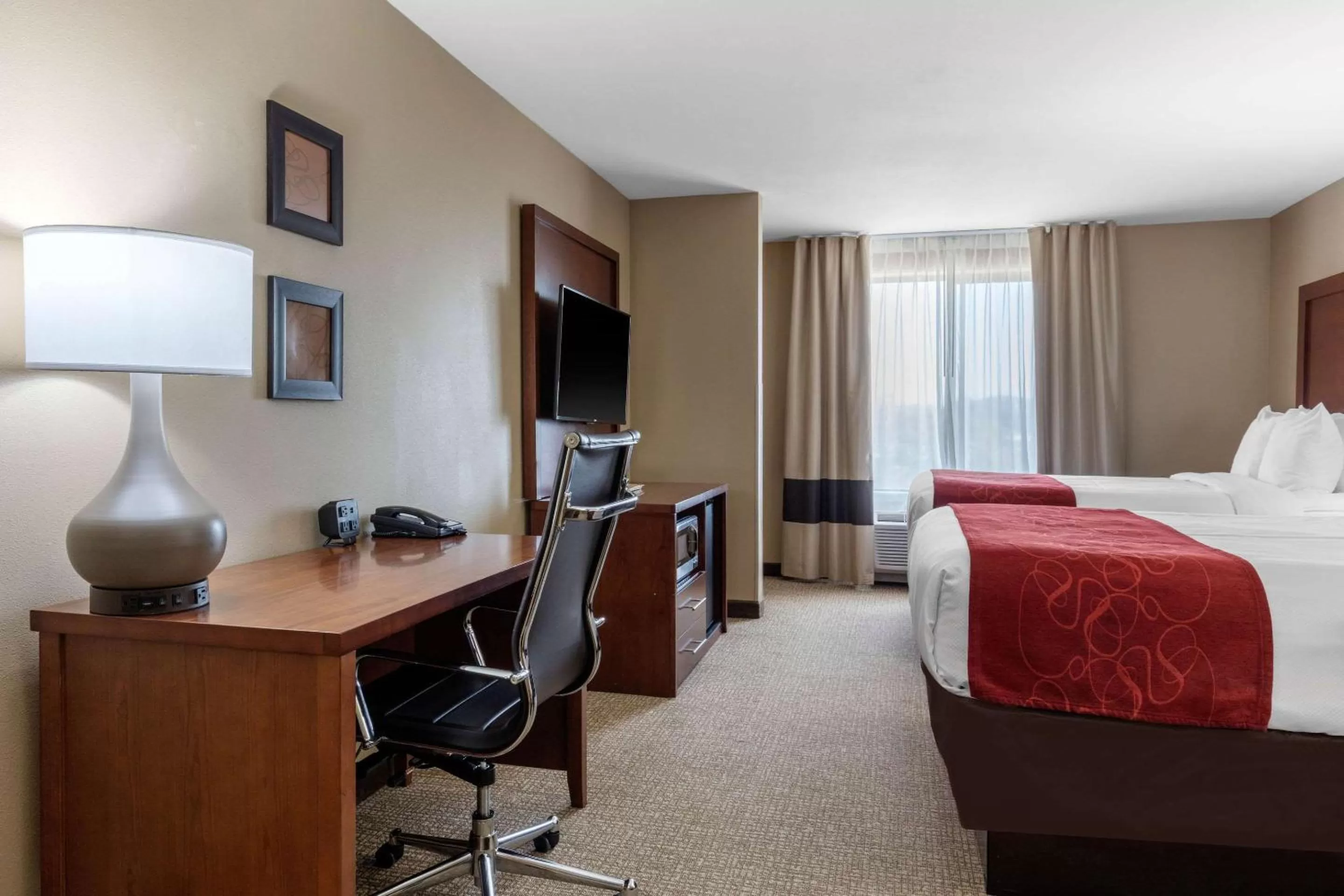 Photo of the whole room, Bed in Comfort Suites Pelham Hoover I-65