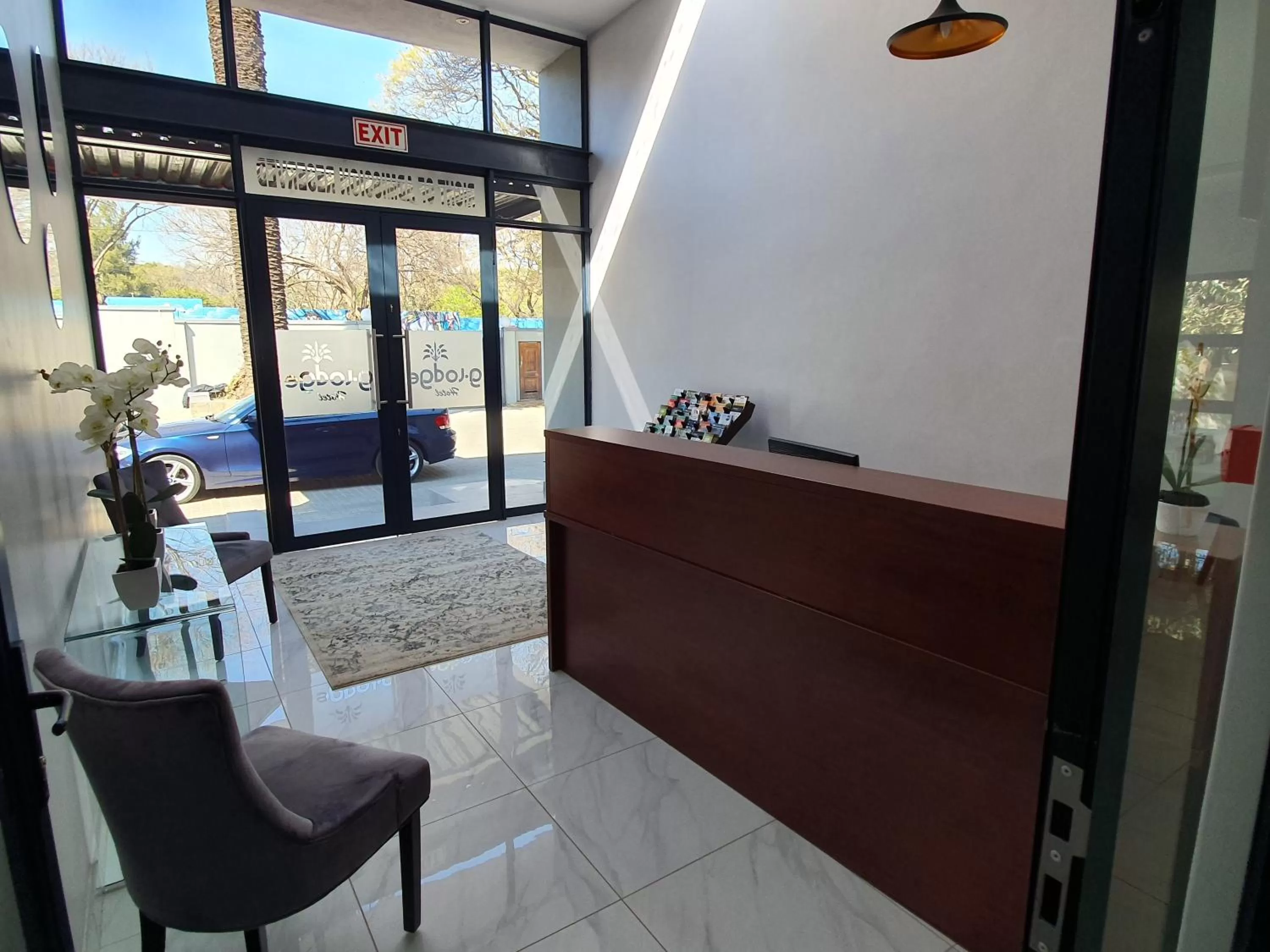 Restaurant/places to eat in La Orchard Hotel