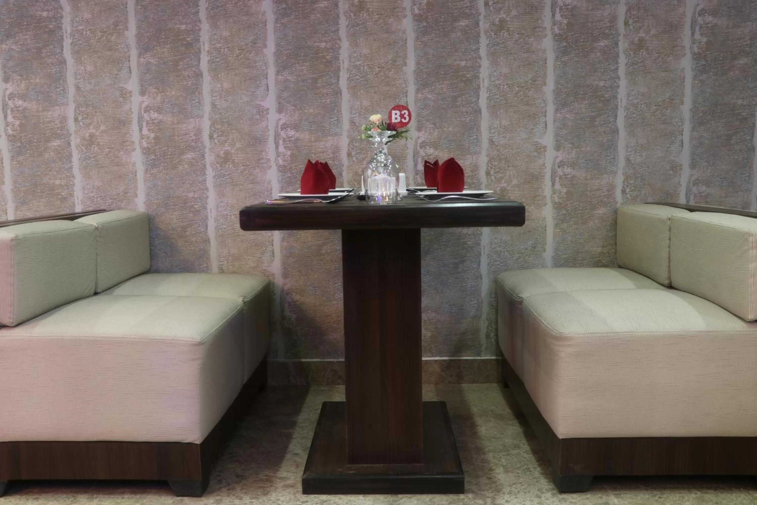 Seating area in Marinha Airport Hotel