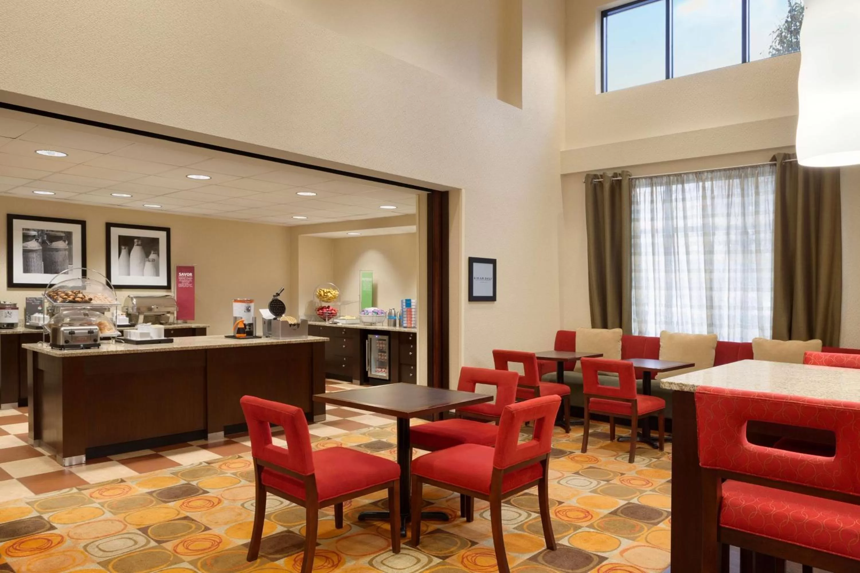 Dining area in Hampton Inn & Suites East Hartford