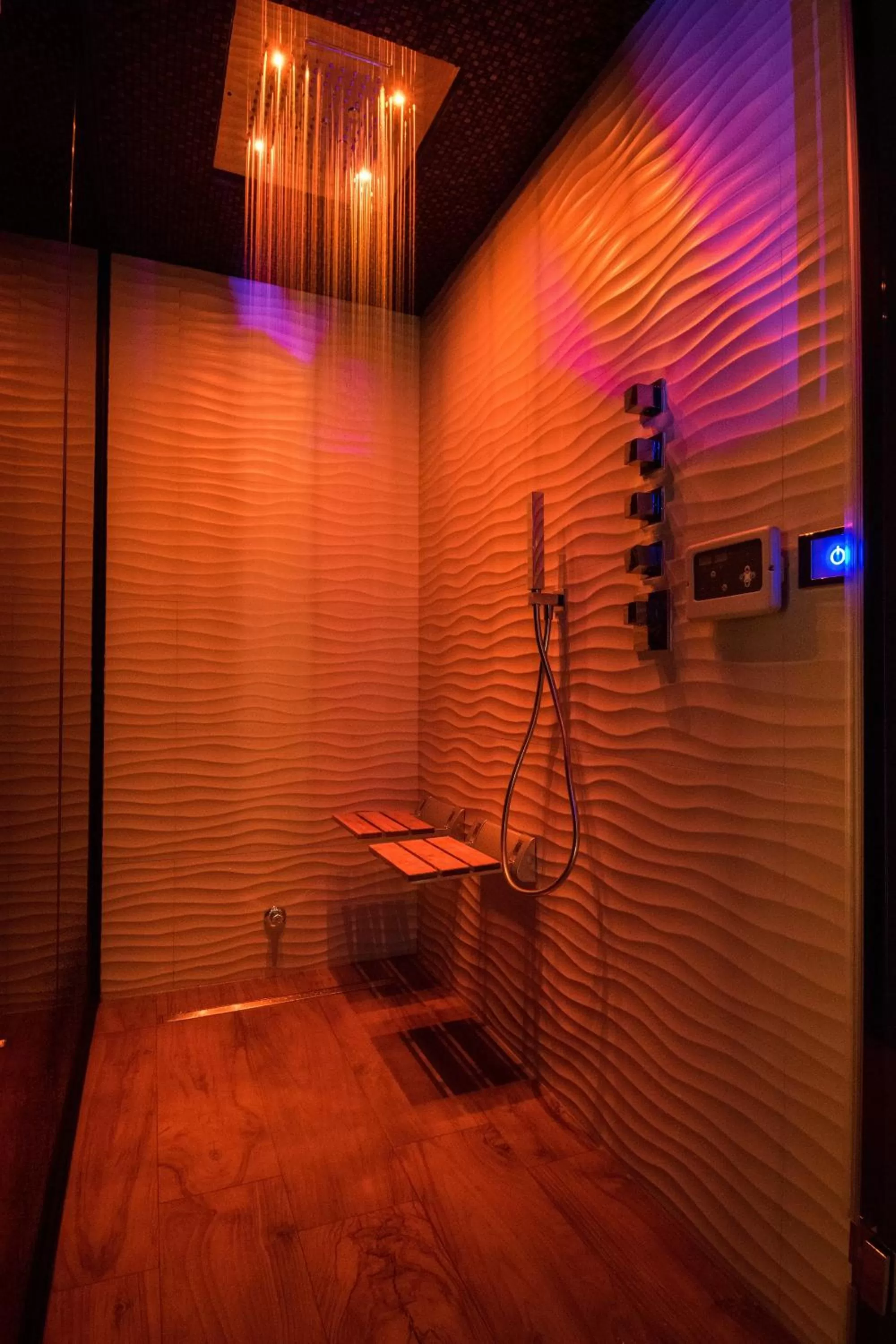 Steam room in Roma Luxus Hotel