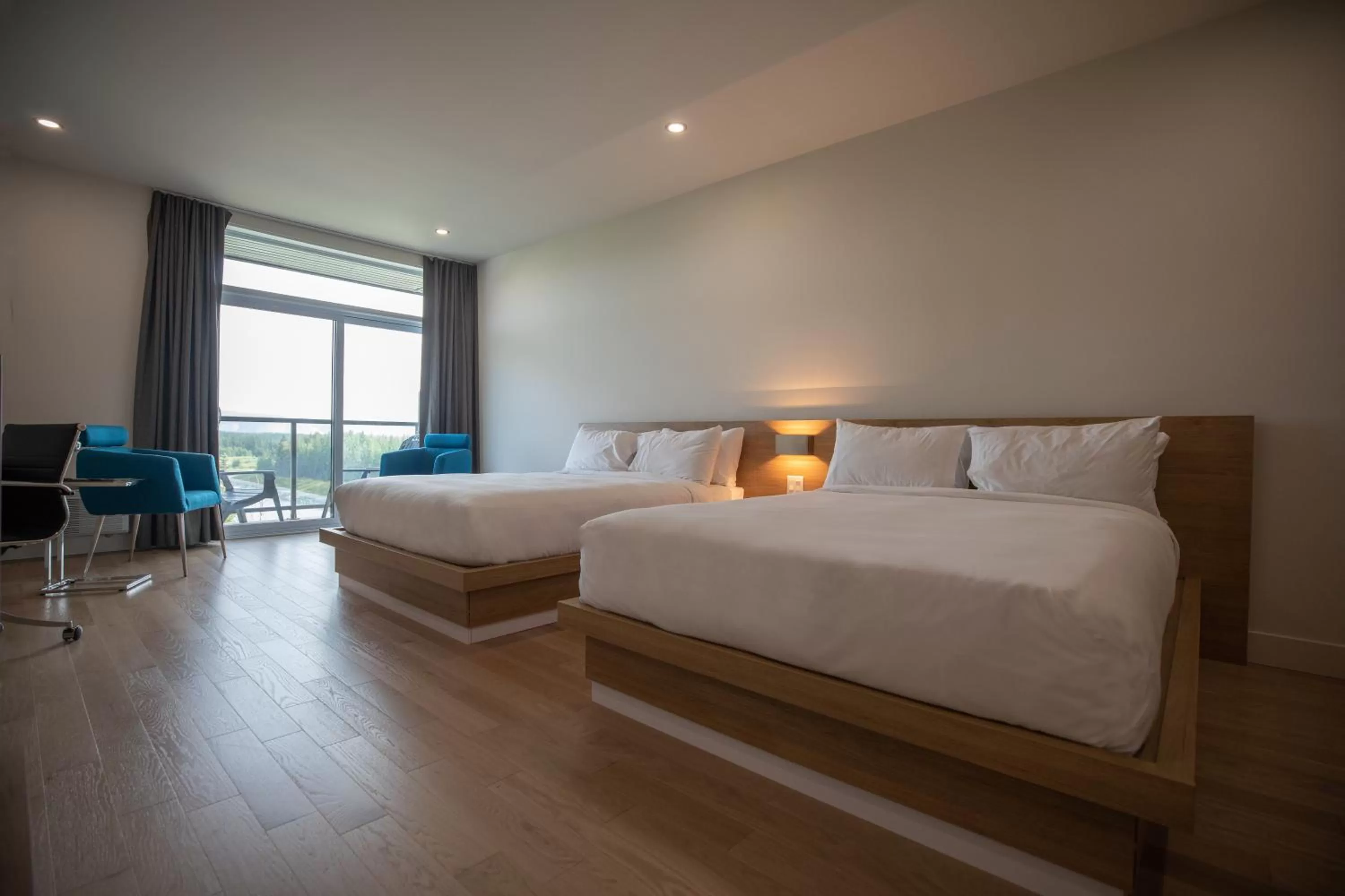 Bedroom, Bed in Hôtel du Domaine, centre de villégiature et de congrès