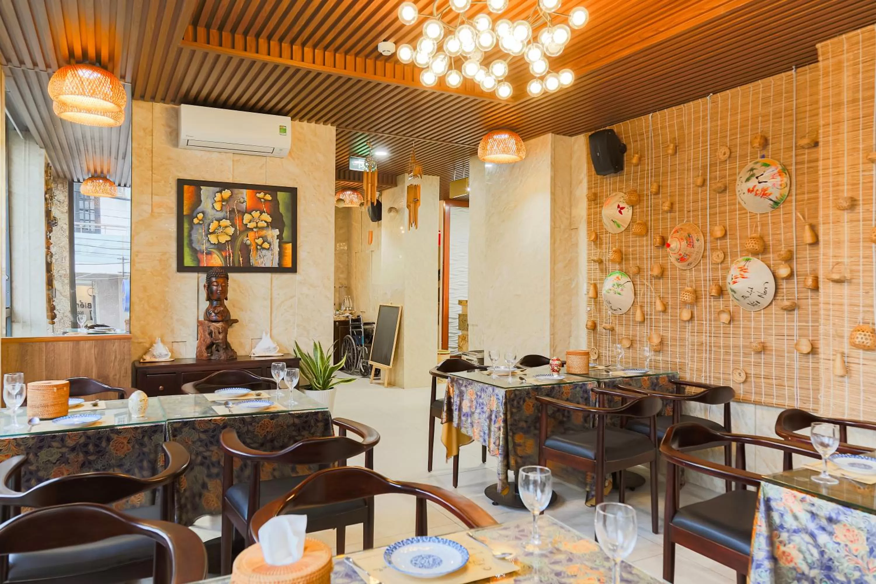 Restaurant/places to eat in Azura Gold Hotel & Apartment