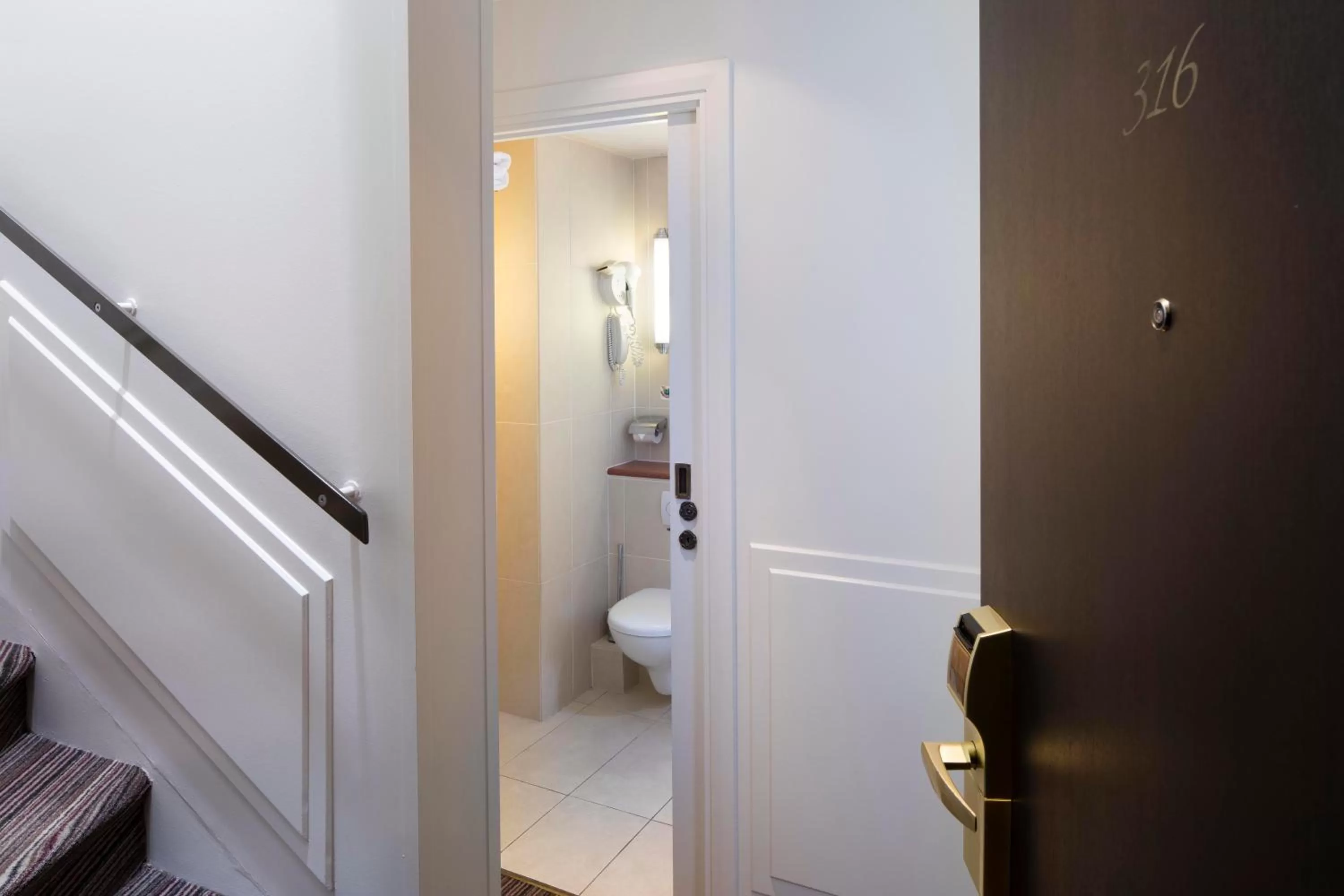 Bedroom in Hôtel Paris Louvre Opéra