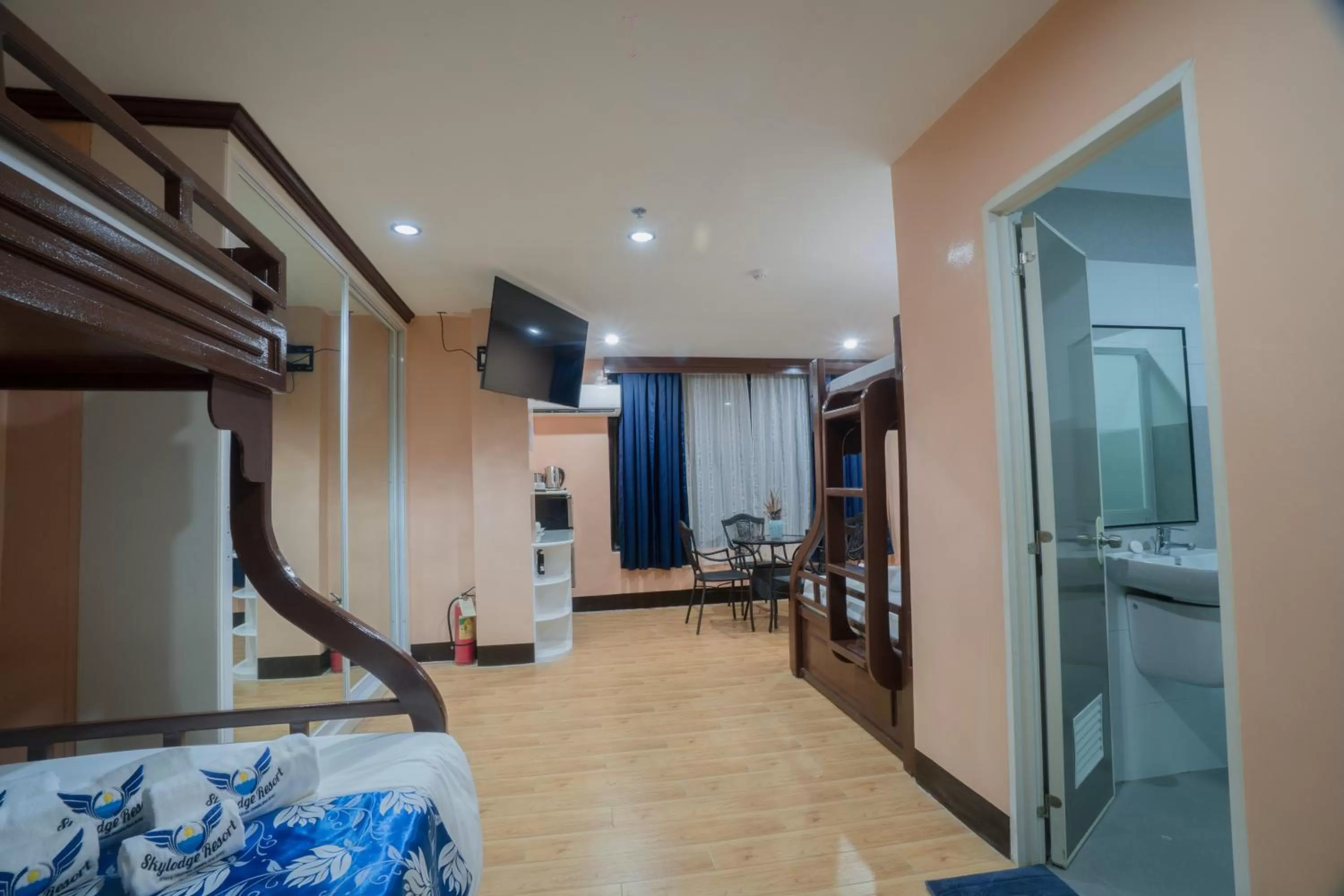 Photo of the whole room, Bed in Skylodge Resort