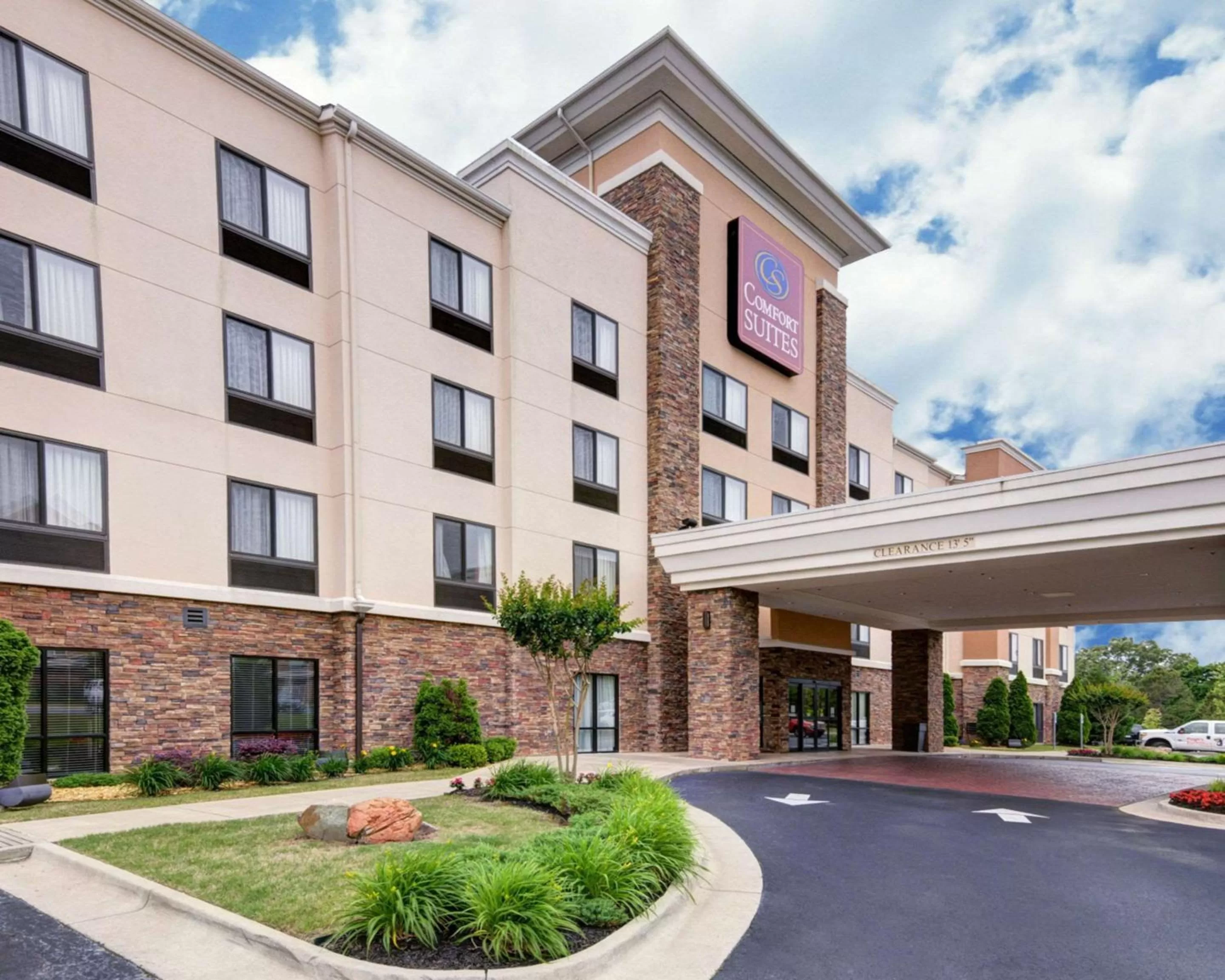 Property building in Comfort Suites Little Rock West