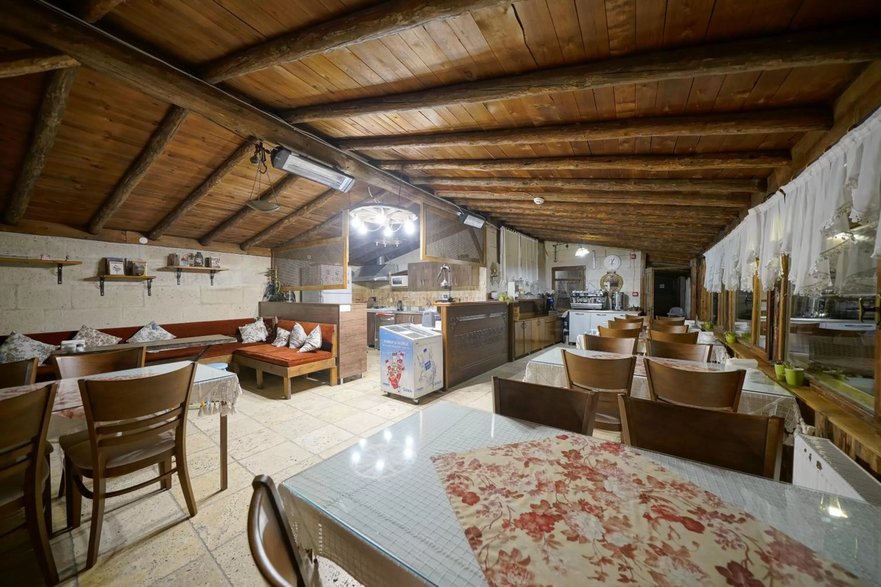 Restaurant/places to eat in Arch Palace