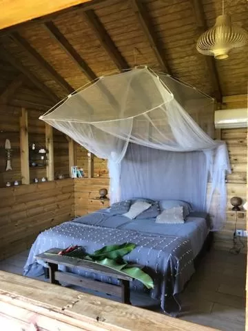 Photo of the whole room, Bed in BUNGALOW La Tortue Bleue