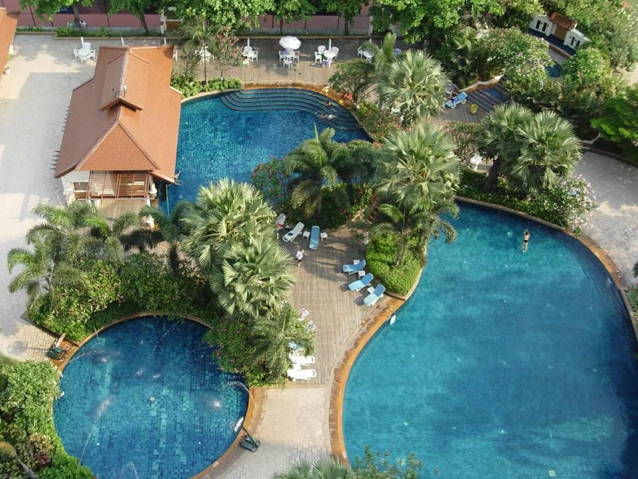 Swimming pool in Rama Gardens Hotel Bangkok