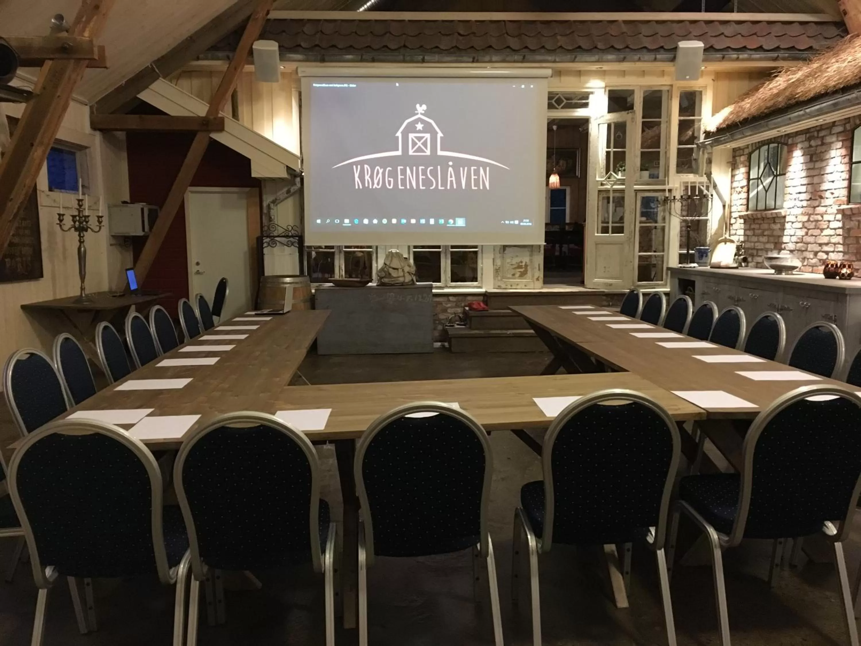 Restaurant/places to eat in Krøgeneslåven Microtel