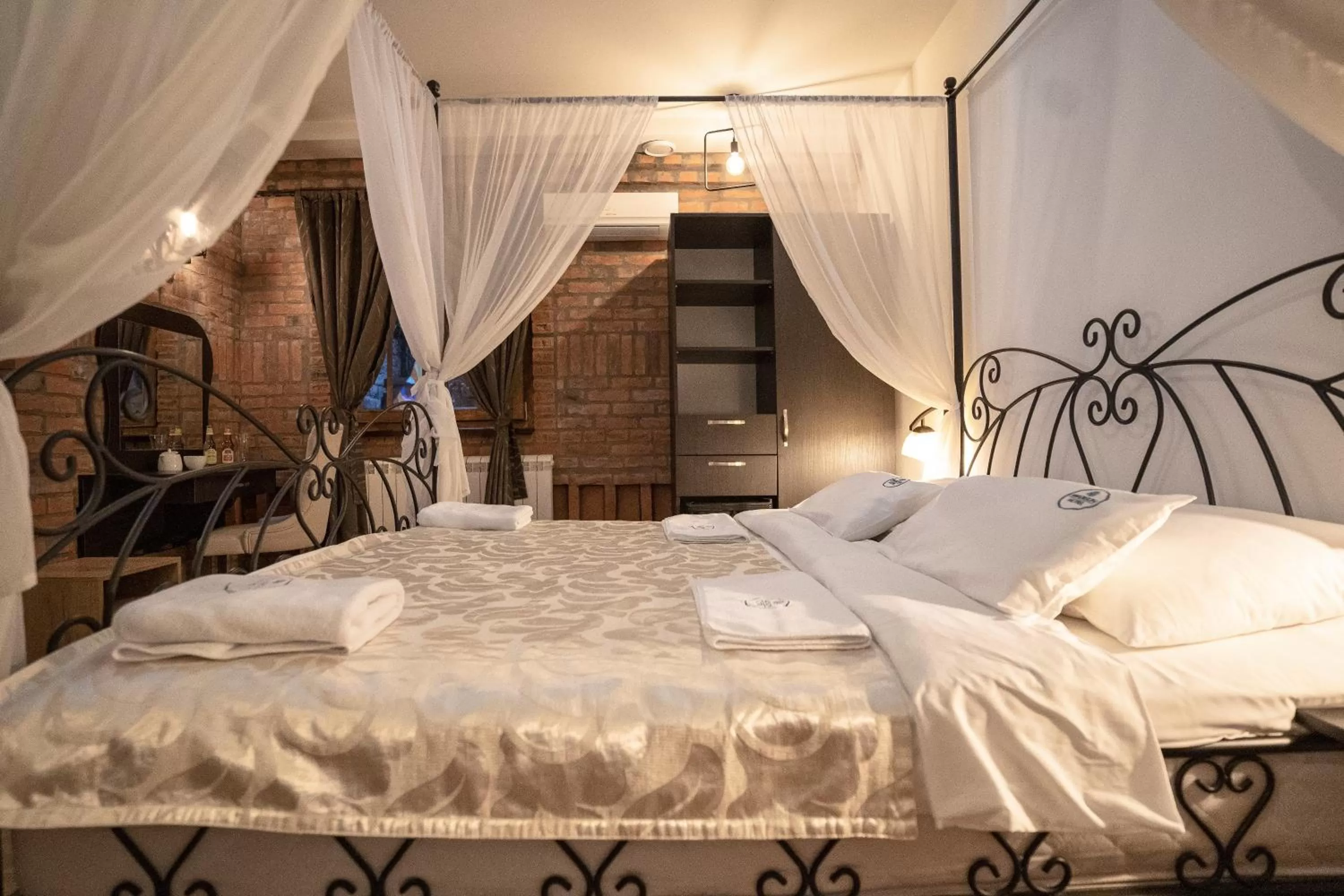 Bed in Madison - Square Sava