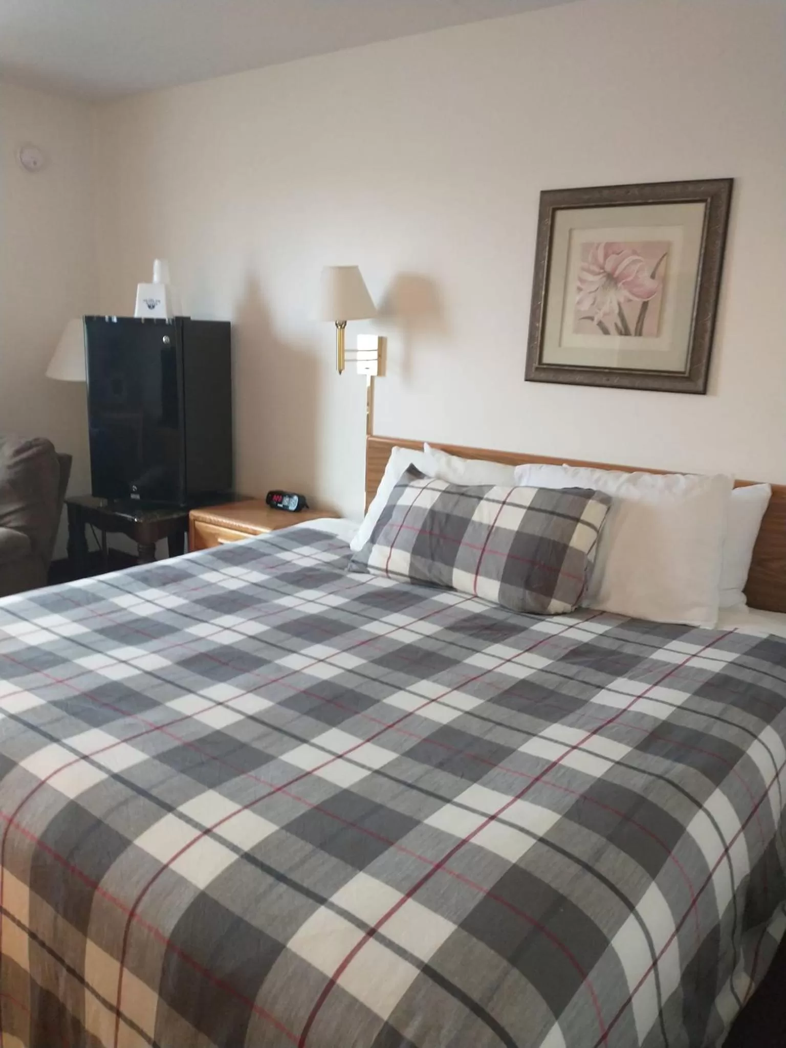 Bed in Americas Best Value Inn Sauk Centre