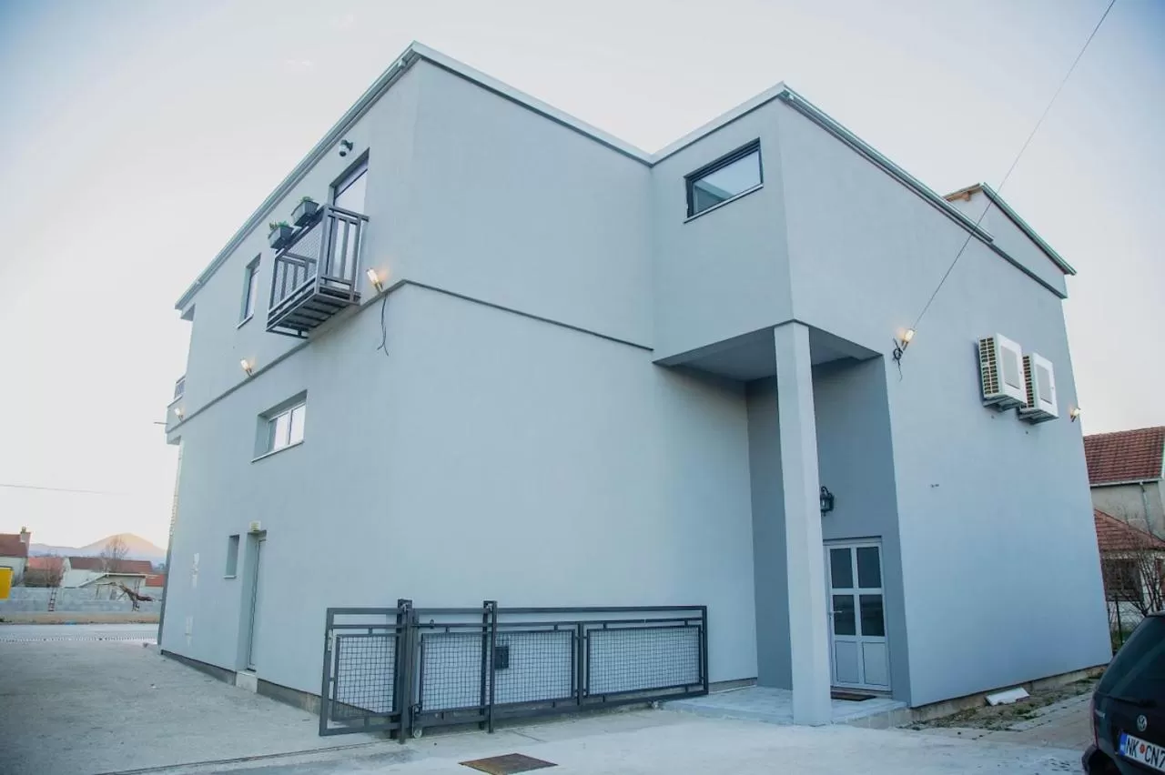 Property building in Mark's Palace