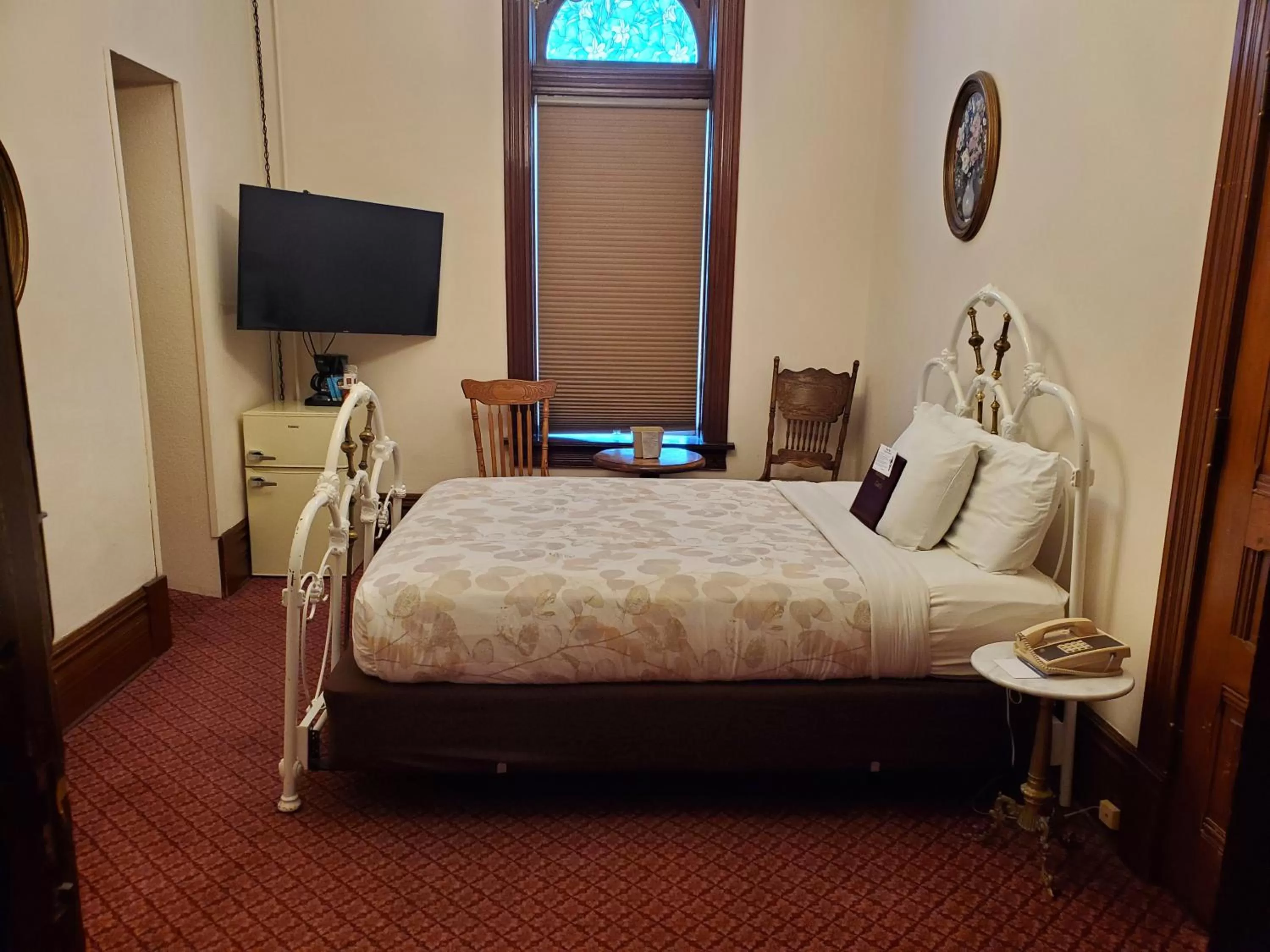 Photo of the whole room, Bed in Manresa Castle