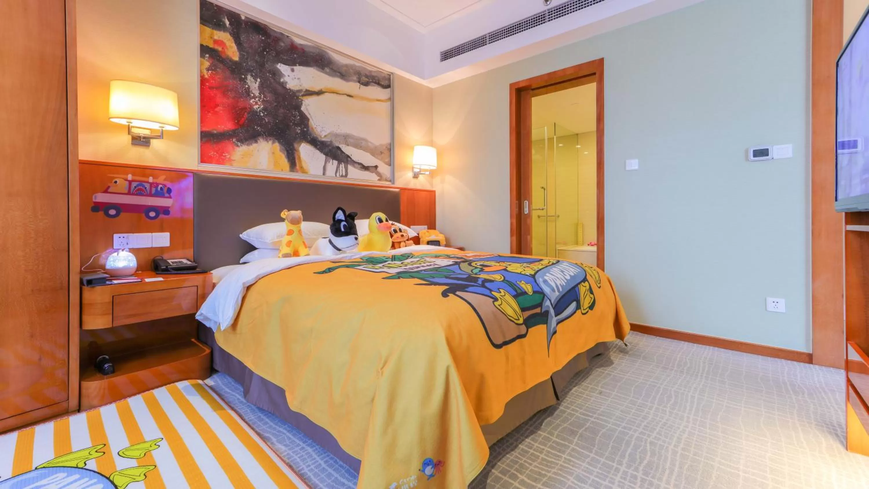 Bed in Ramada Plaza Shanghai Pudong Airport - 3 mins to PVG depature floor & check entrance with hotel shuttle