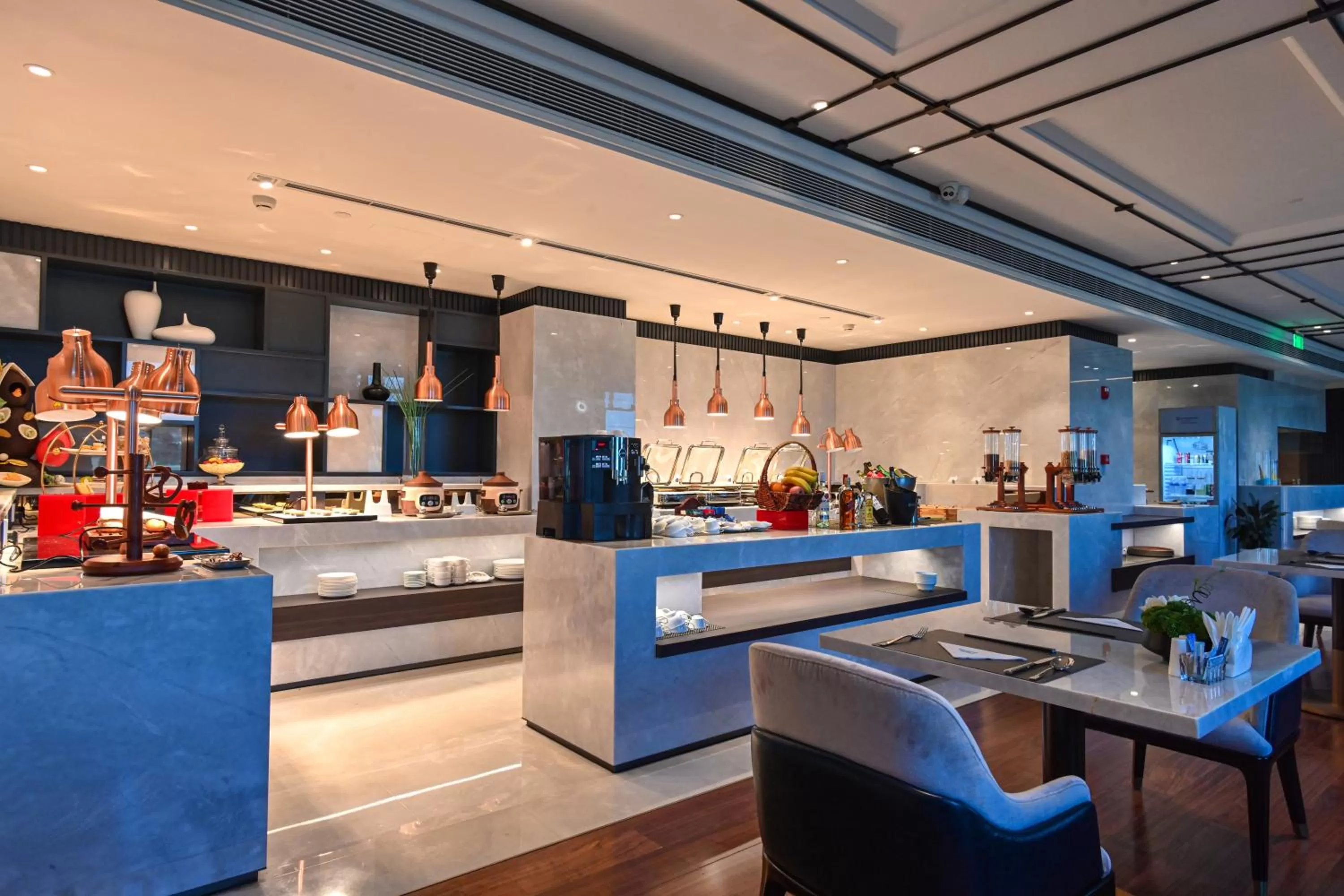 Area and facilities in Wyndham Qingdao l Free Fixed-Time Shuttle Service Between Hotel and Airport & North Railway Station l Outdoor Children's Amusement Park l 1-Hour Play Snooker or Table Tennis