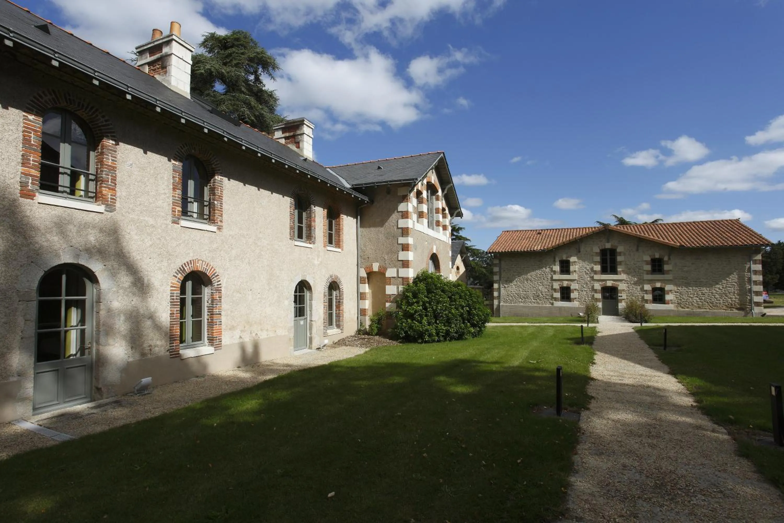 Property building in Hotel Château de la Barbinière