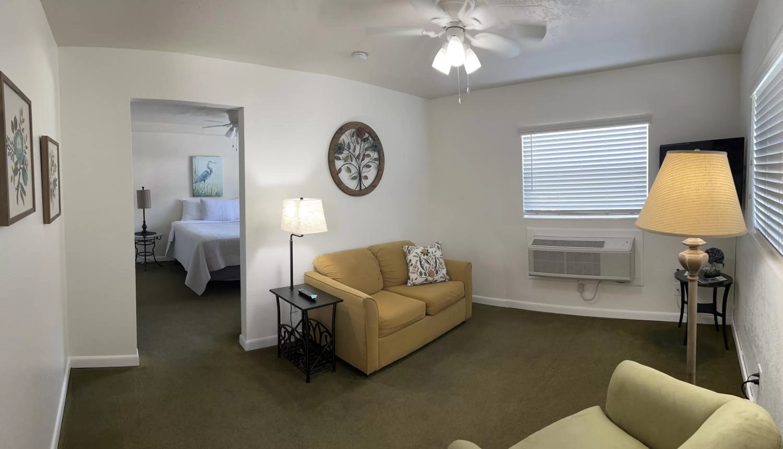 Bed in Hontoon Landing Resort & Marina