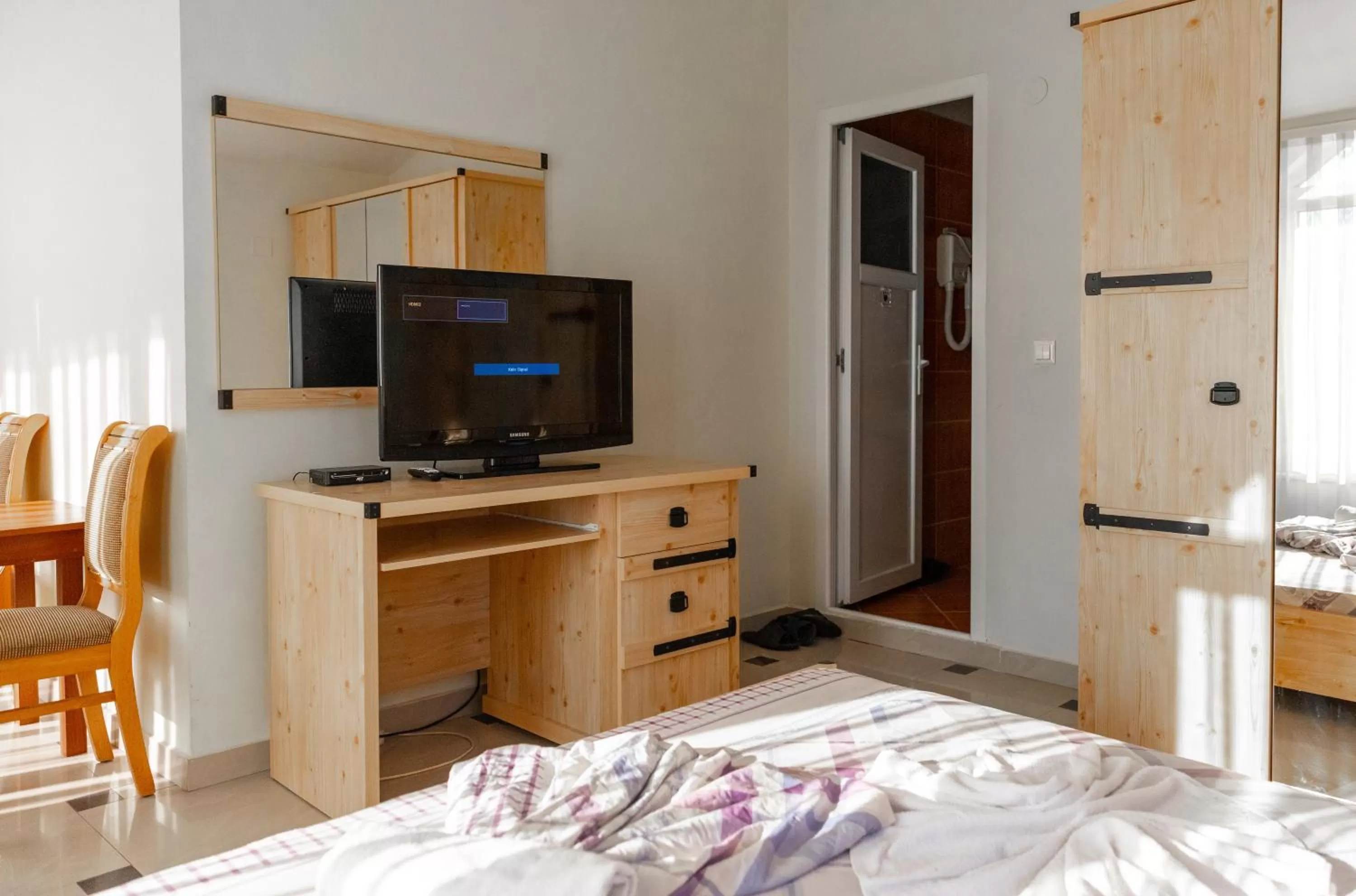 Bathroom, TV/Entertainment Center in Hotel United