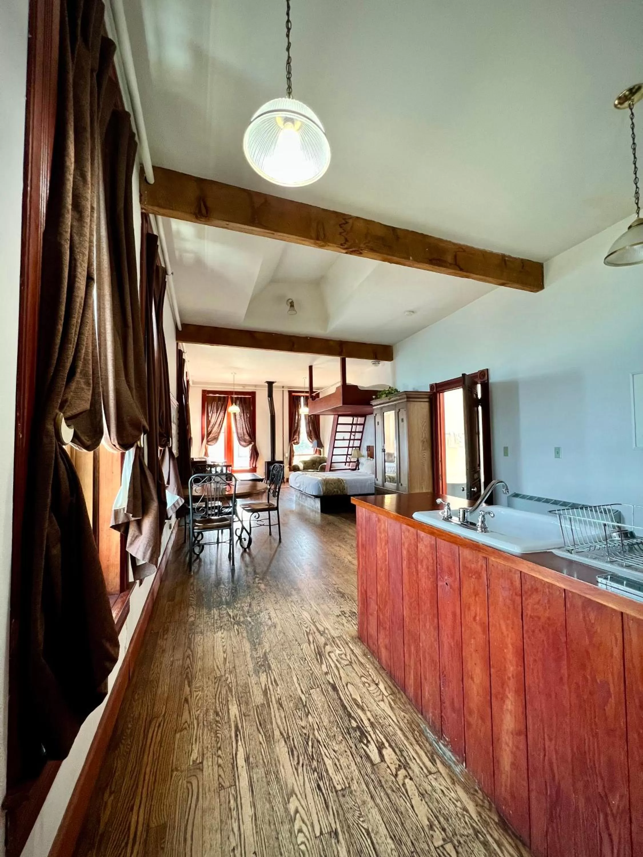Kitchen/Kitchenette in The Monarch Hotel