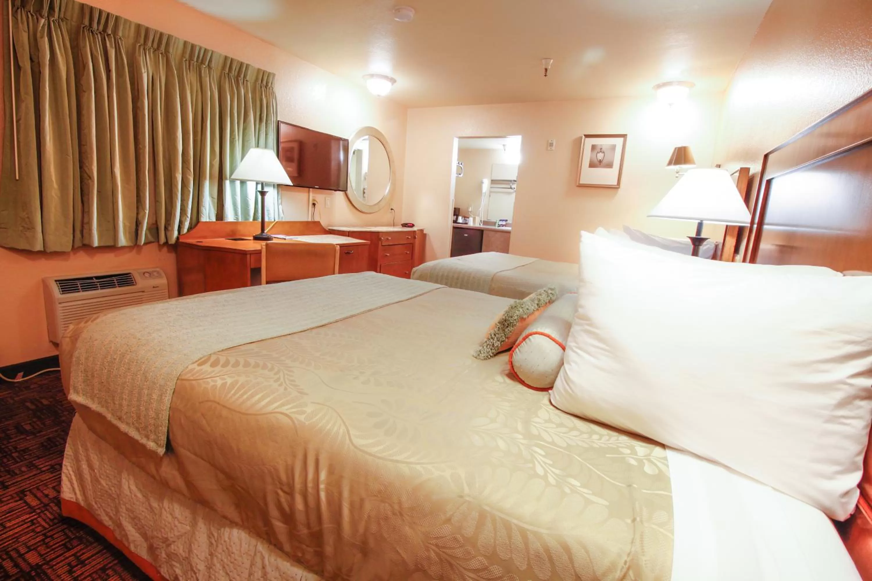 Bedroom, Bed in Heritage Inn La Mesa