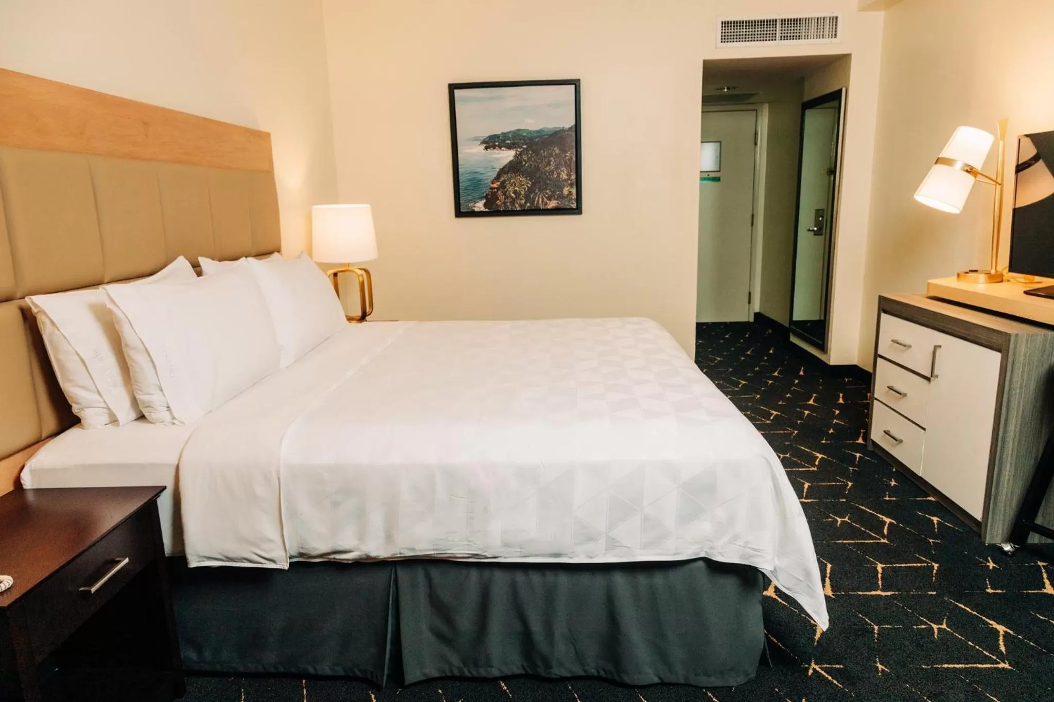 Photo of the whole room, Bed in Holiday Inn San Salvador by IHG