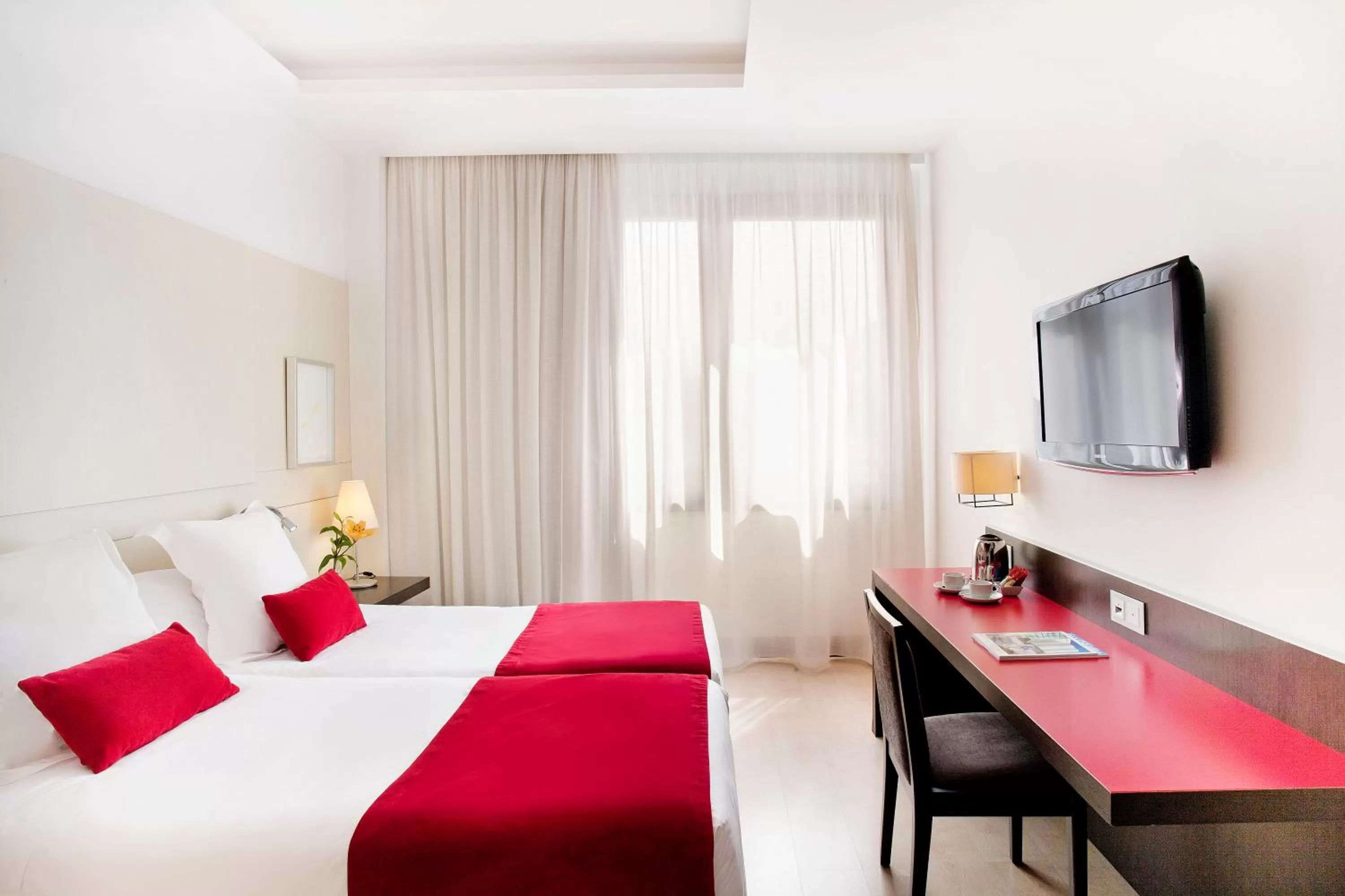 Photo of the whole room, Bed in Grupotel Gran Via 678