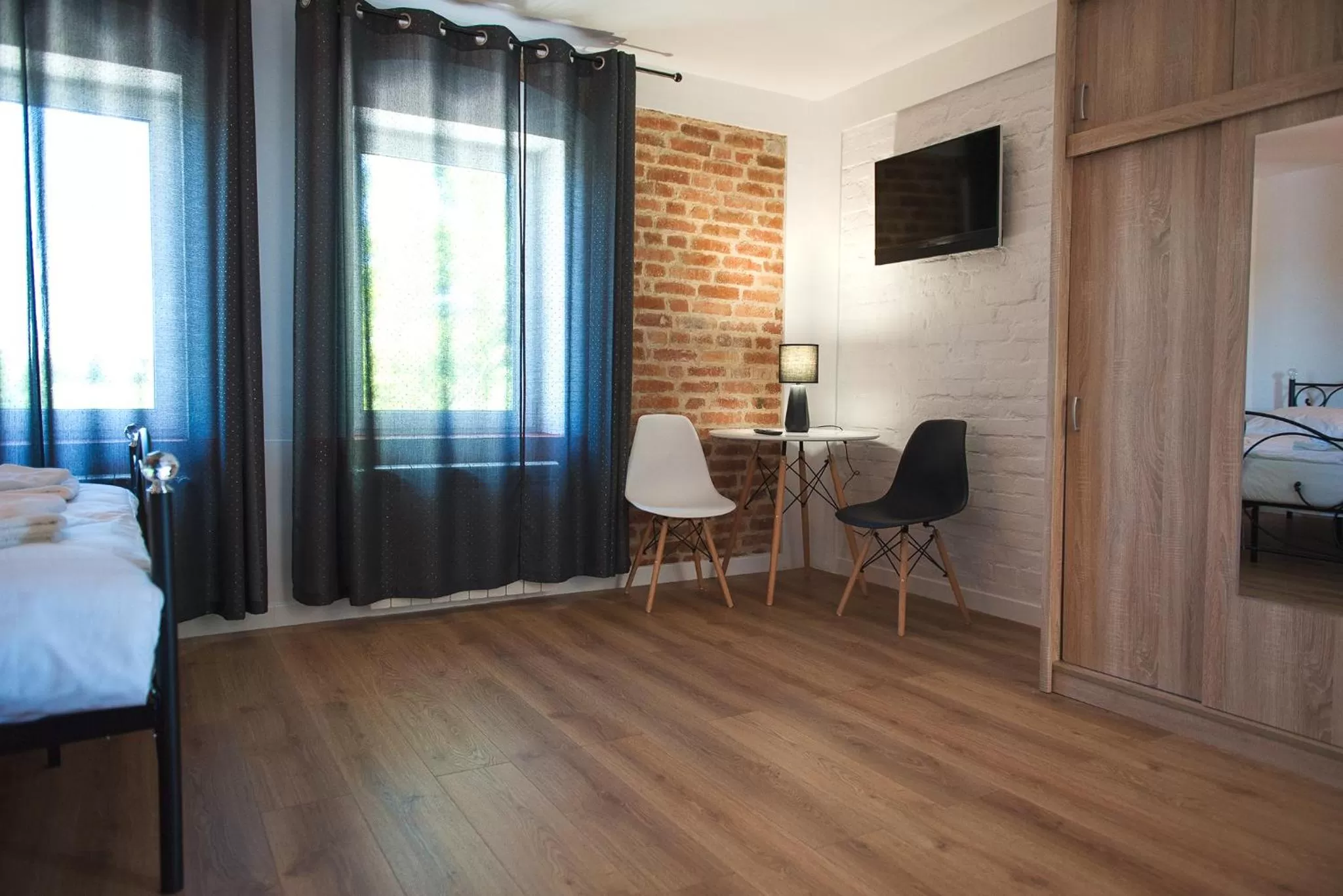 Photo of the whole room, Bed in Leon's Rooms