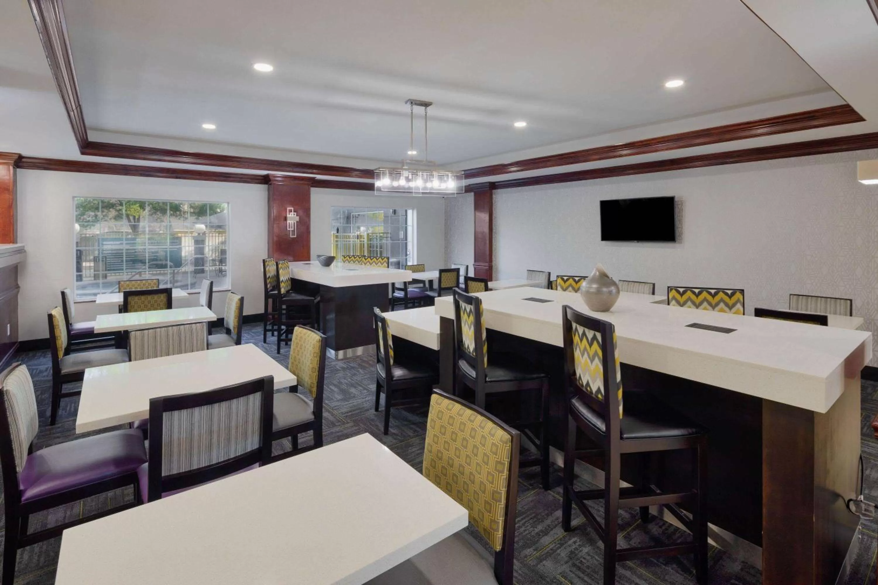 Lobby or reception in La Quinta by Wyndham Savannah Airport - Pooler