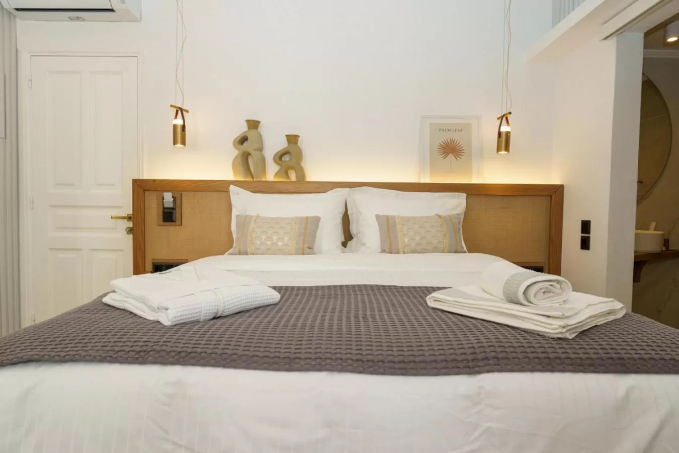 Bed in La Vie Hydra Luxury Suites