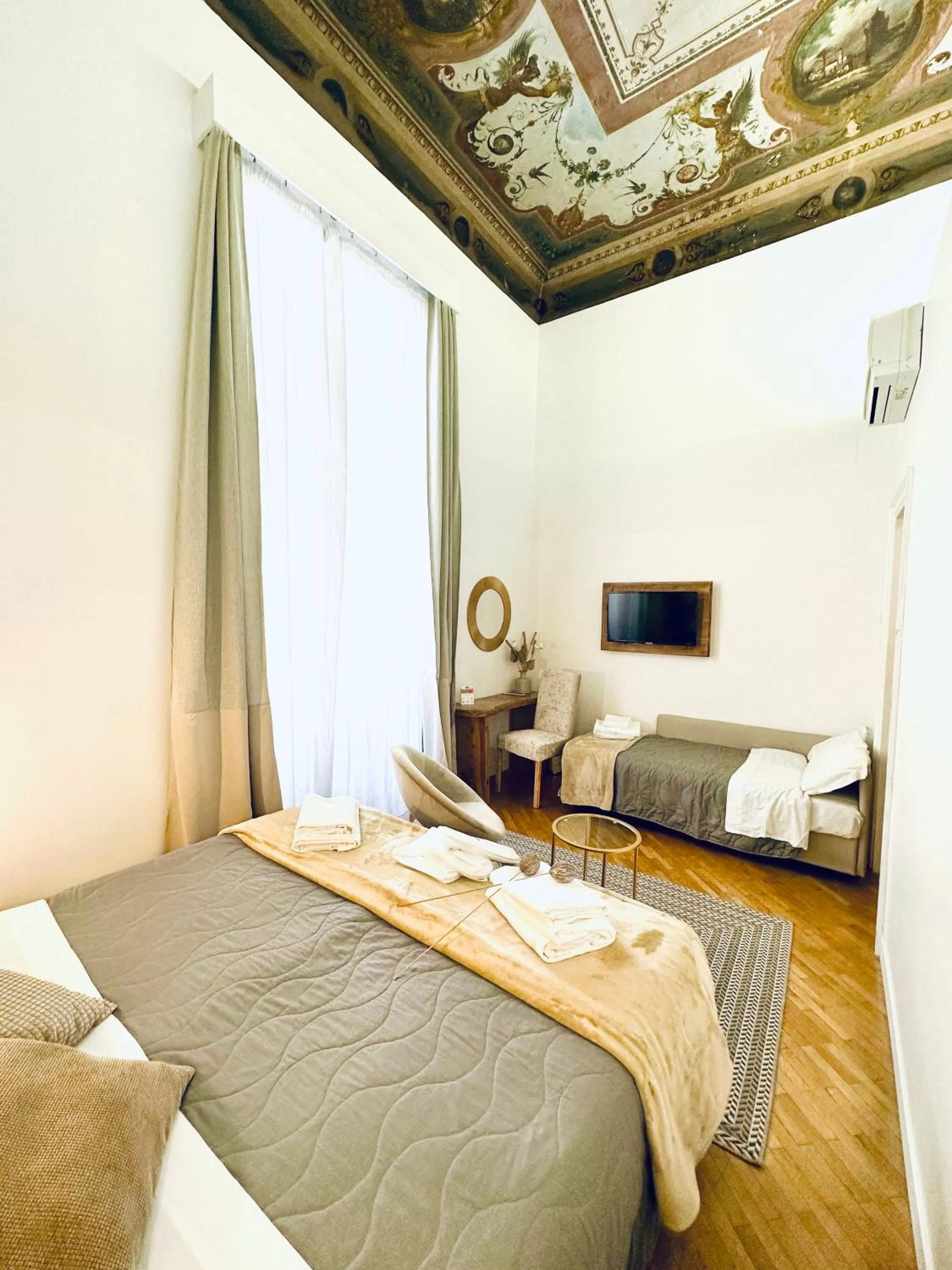 Photo of the whole room, Bed in Spagna Ave