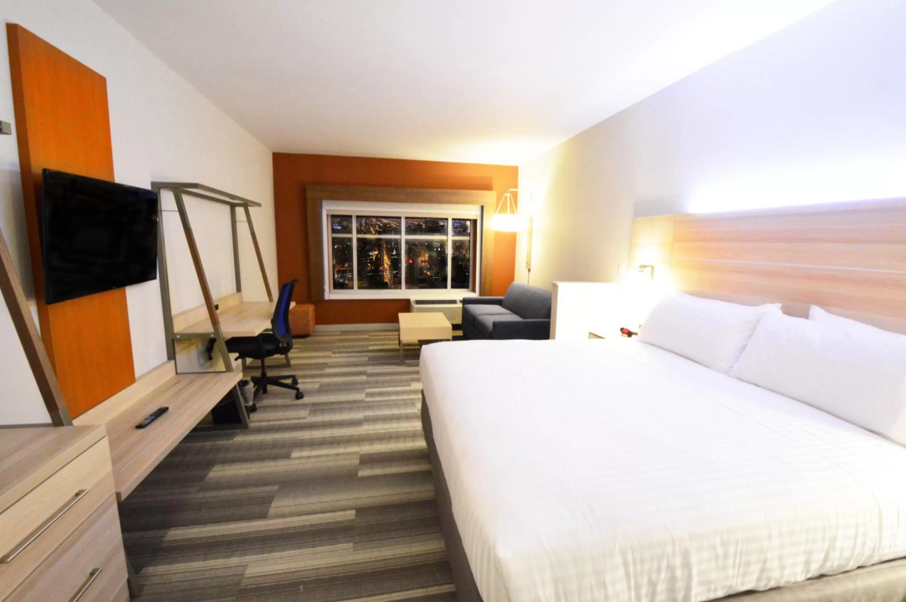 Photo of the whole room, Bed in Holiday Inn Express & Suites Toledo South - Perrysburg by IHG