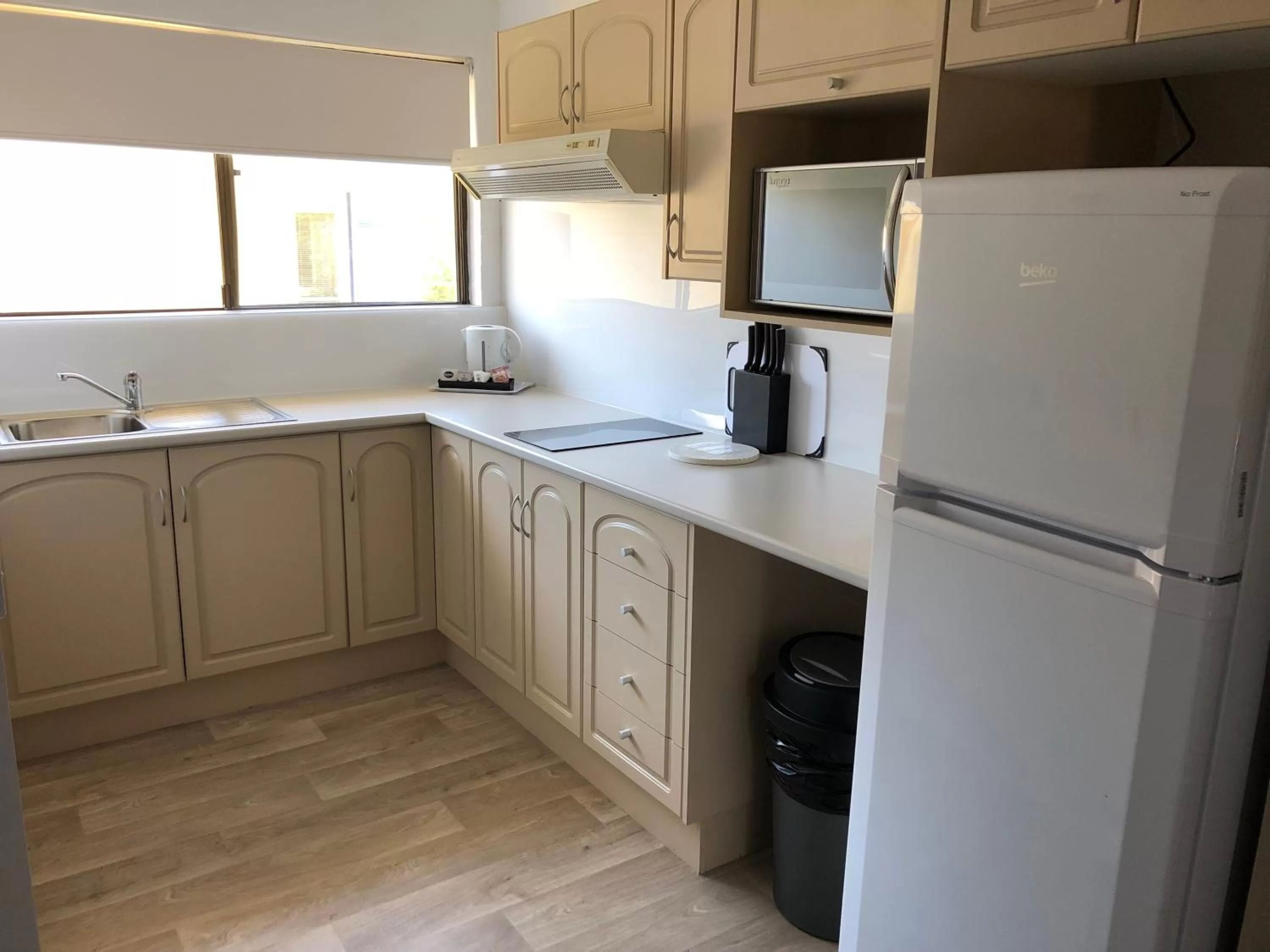 Kitchen or kitchenette in Araluen Motor Lodge