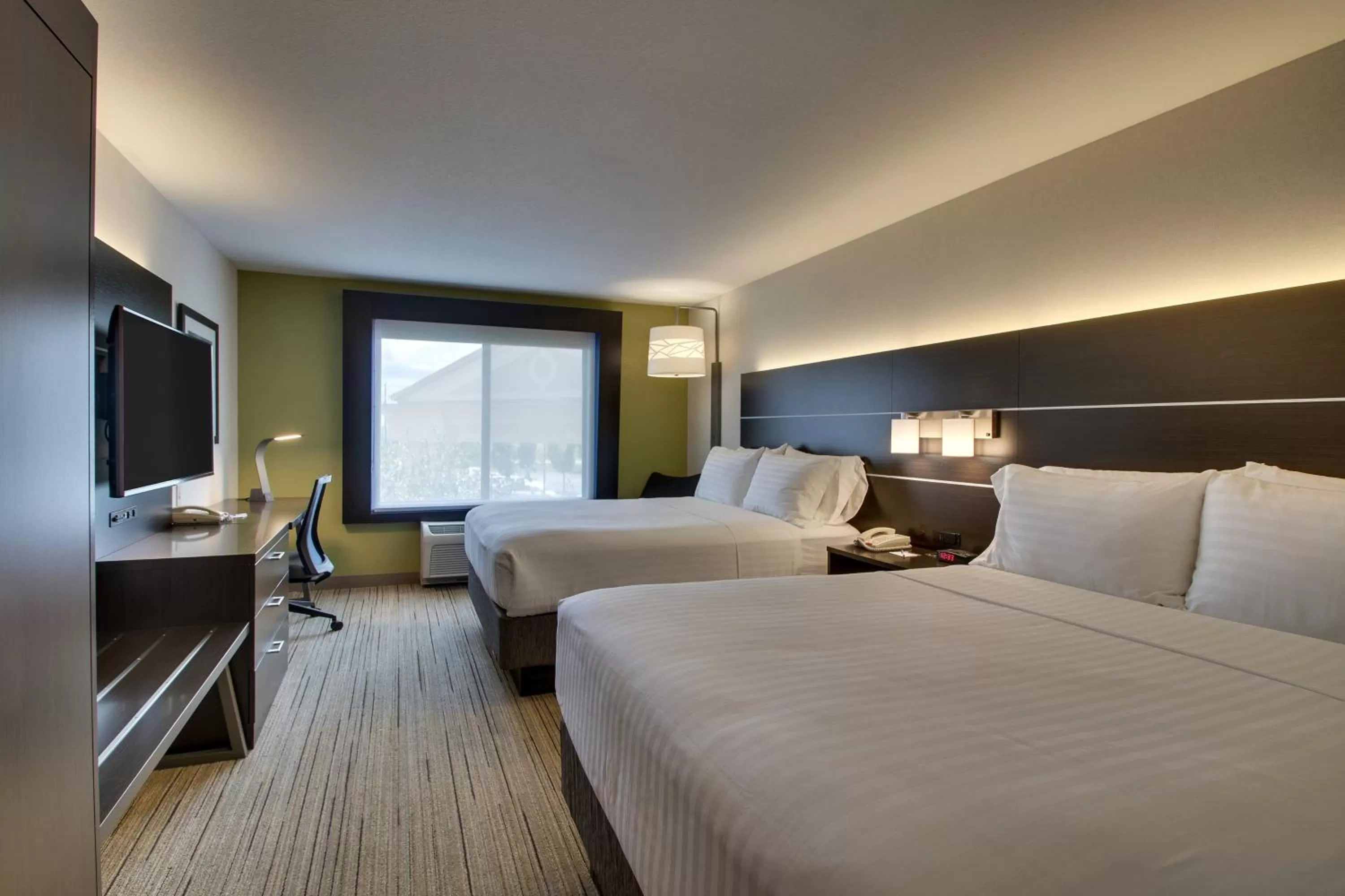 Photo of the whole room, Bed in Holiday Inn Express Hotel & Suites Morris by IHG