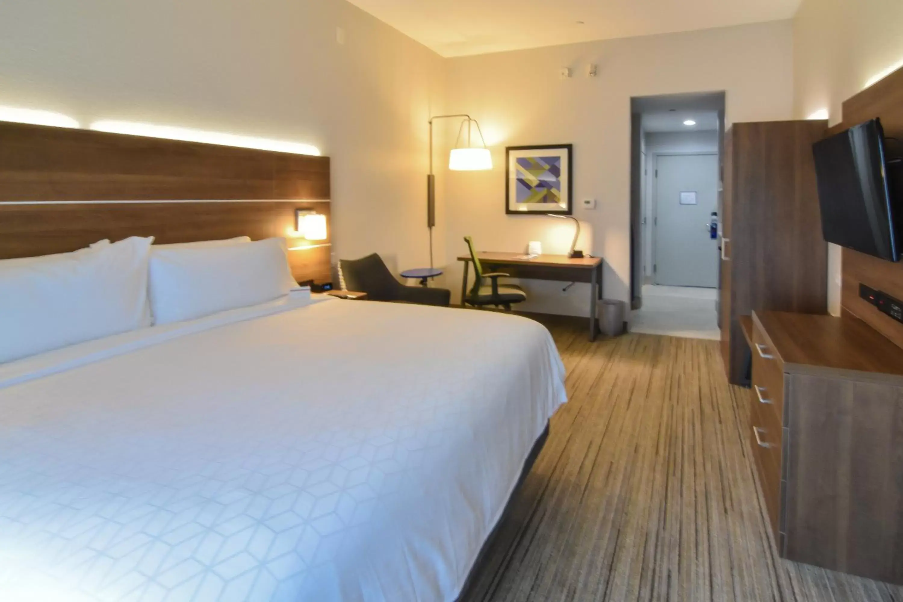 Standard King Room with Roll-In Shower - Communications Access in Holiday Inn Express & Suites - Indianapolis Northwest by IHG Standard King Room with Roll-In Shower - Communications Access in Holiday Inn Express & Suites - Indianapolis Northwest by IHG