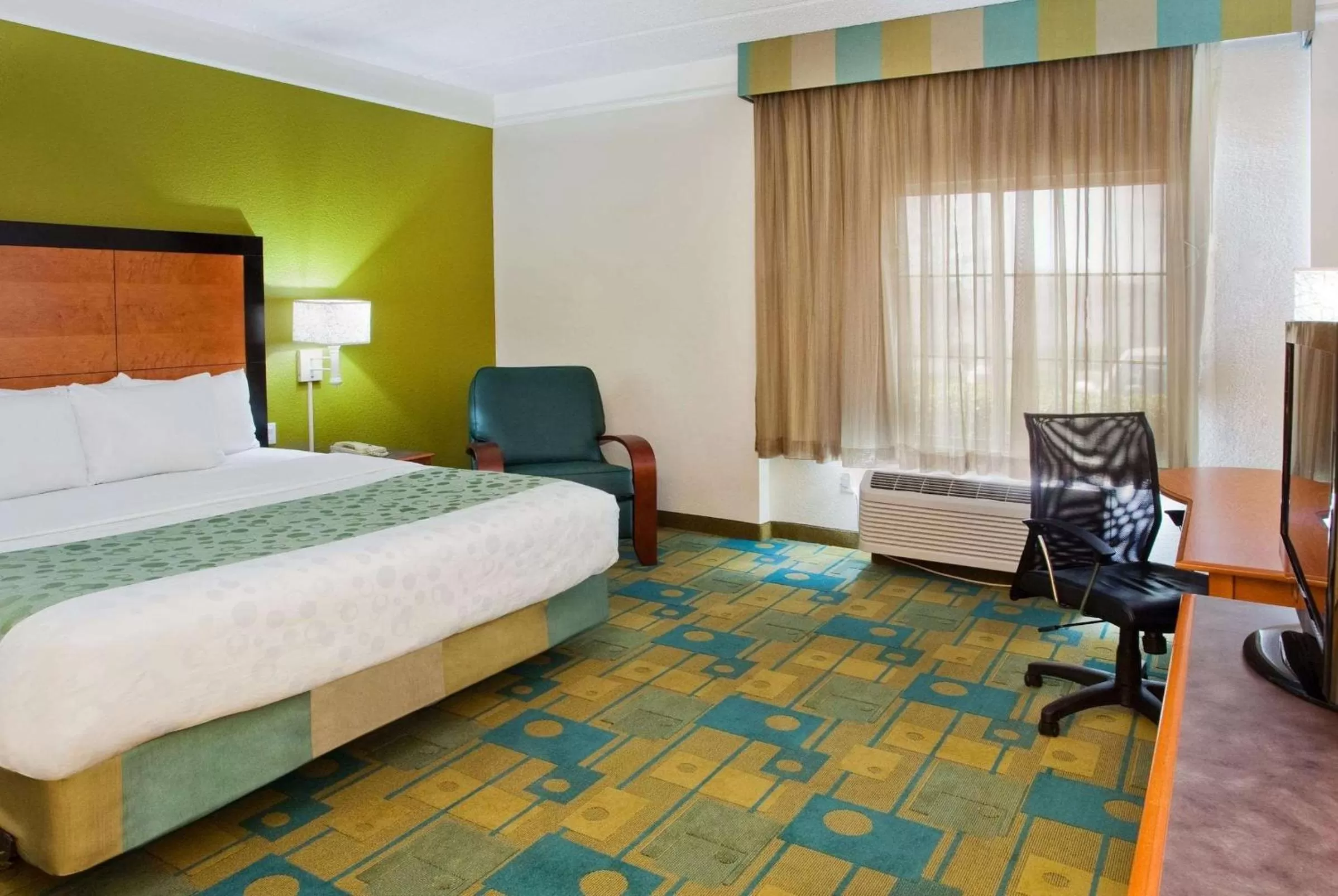 Photo of the whole room, Bed in La Quinta by Wyndham Greenville Haywood