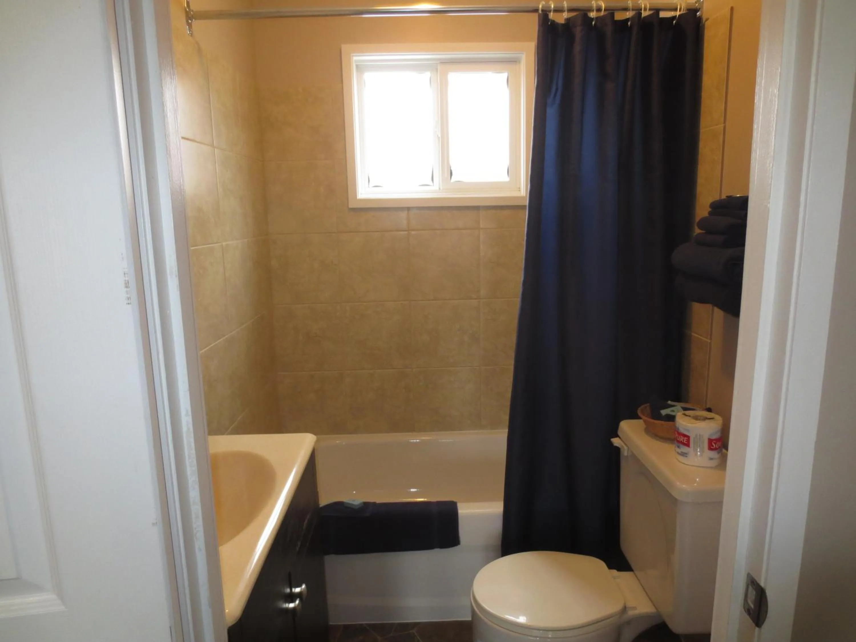 Bathroom in Overlander Motel